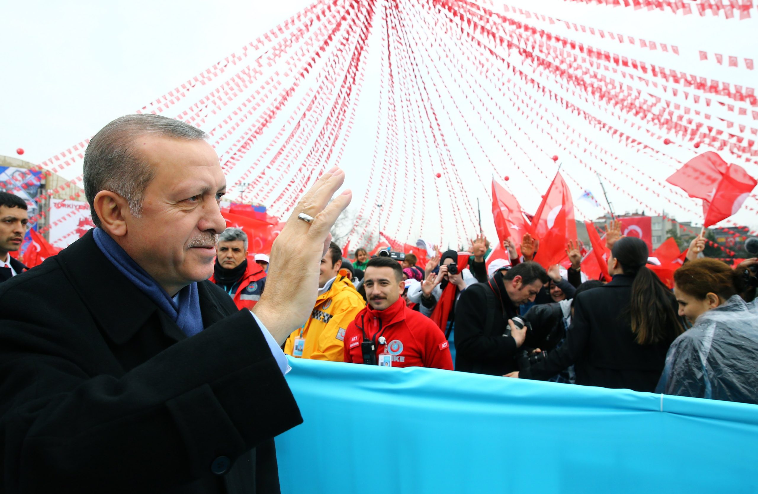 Erdogan e oposição promovem últimos comícios para convencer turcos indecisos no referendo