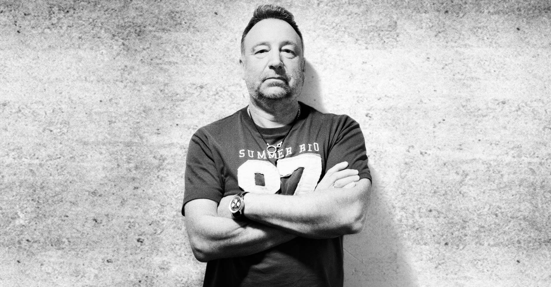 Peter Hook: “Teres 60 anos e estares em guerra com duas pessoas com as quais trabalhaste ao longo de 40 anos é uma tragédia”
