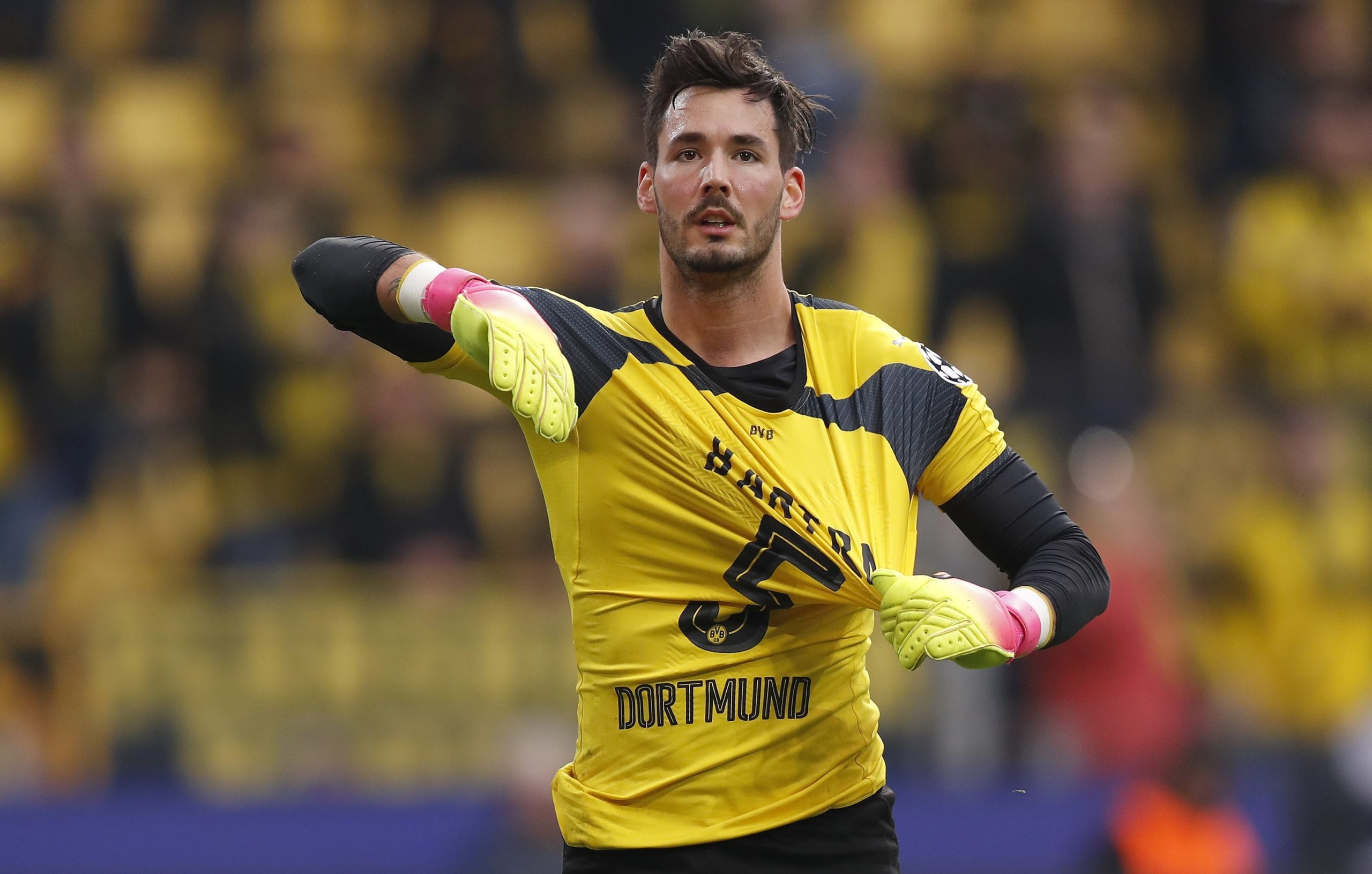 Guarda-redes Roman Burki renova com Borussia Dortmund até 2023