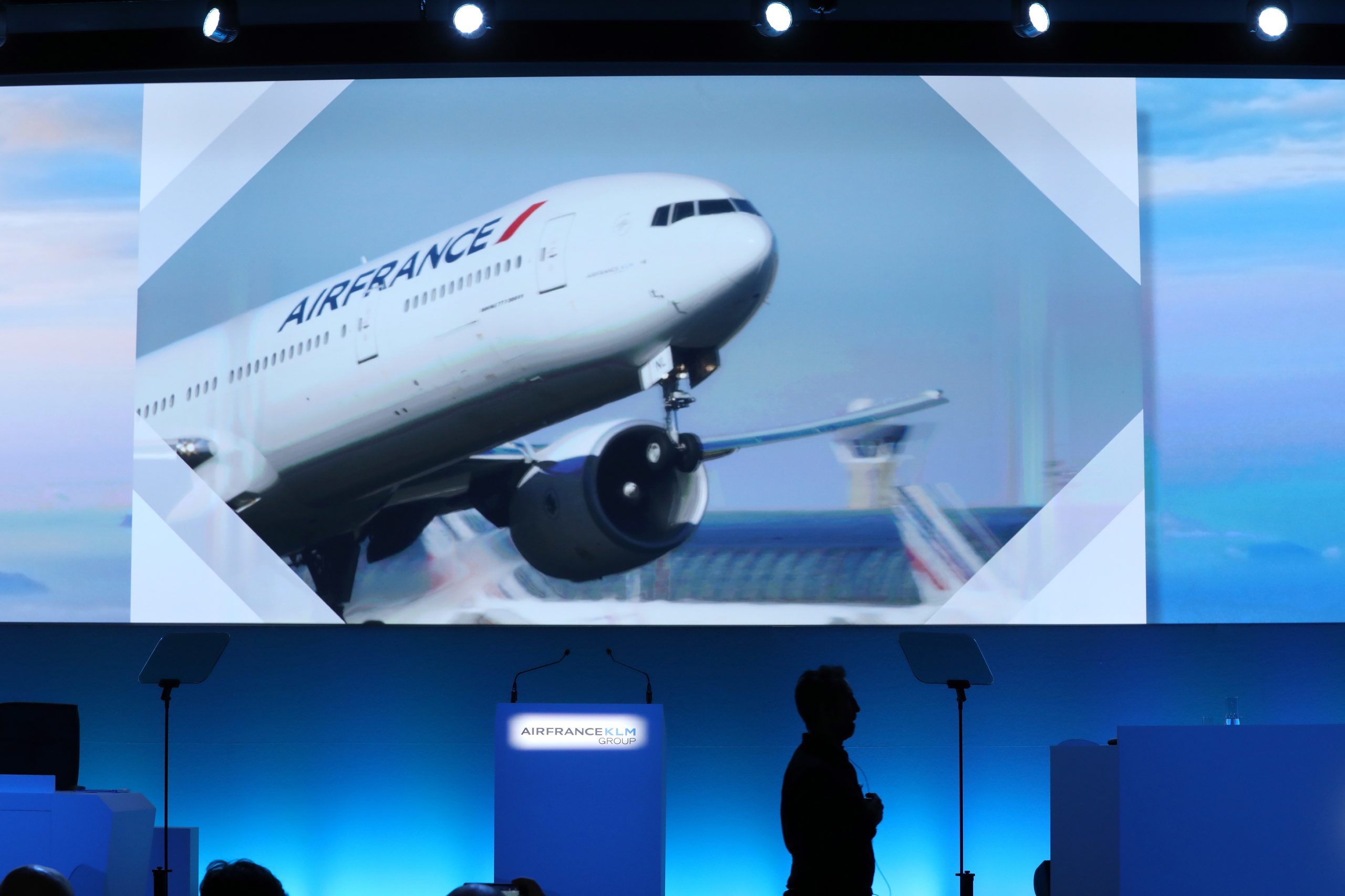 Air France pretende compensar emissões de CO2 dos seus voos diários internos