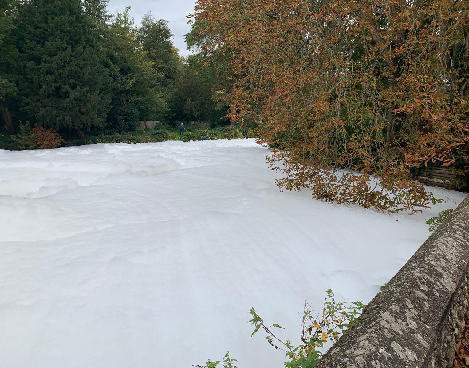 Reino Unido: Espuma misteriosa cobre rio em Thetford e leva a investigação ambiental