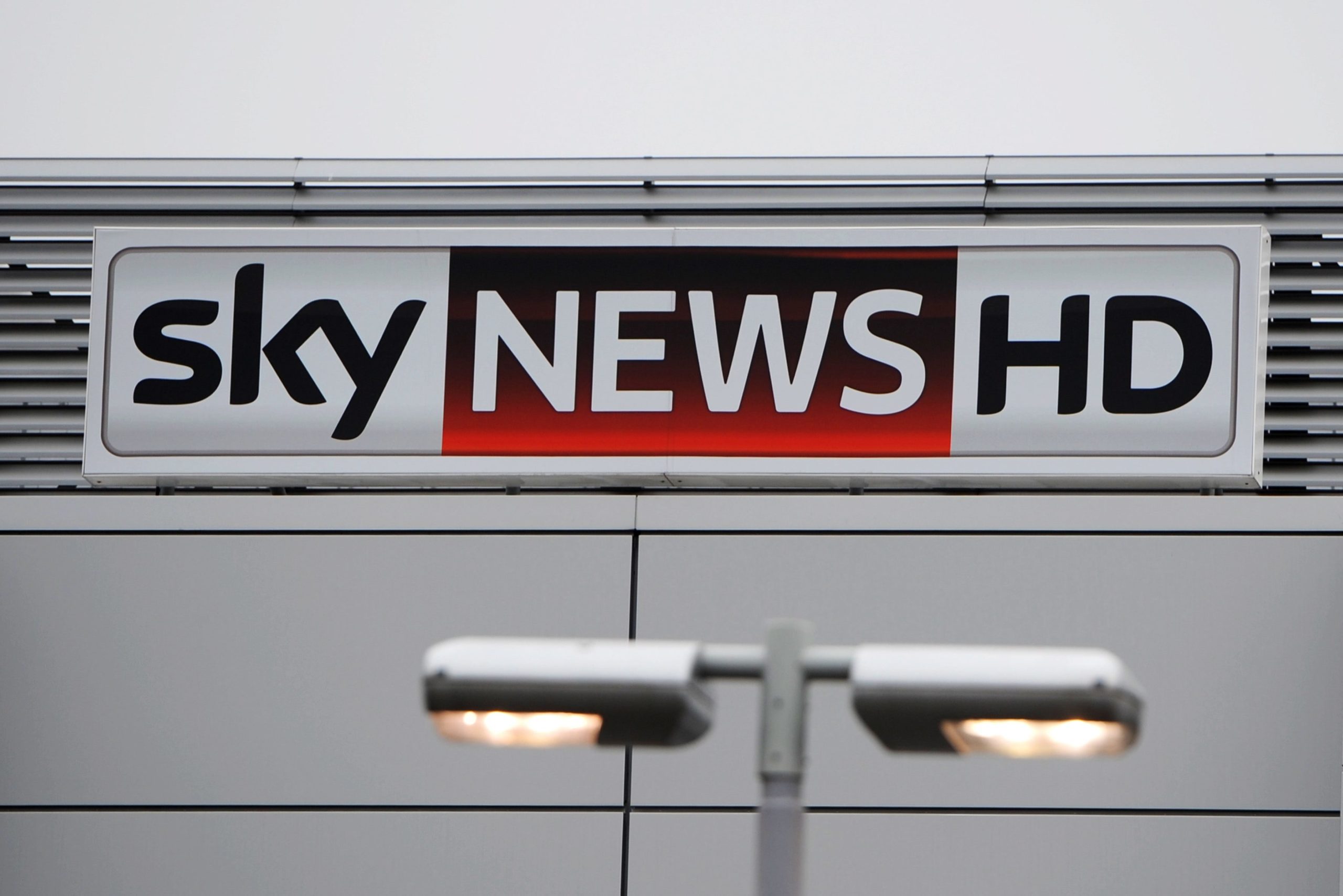 Equipa de jornalistas da Sky News atacada e baleada em Kiev