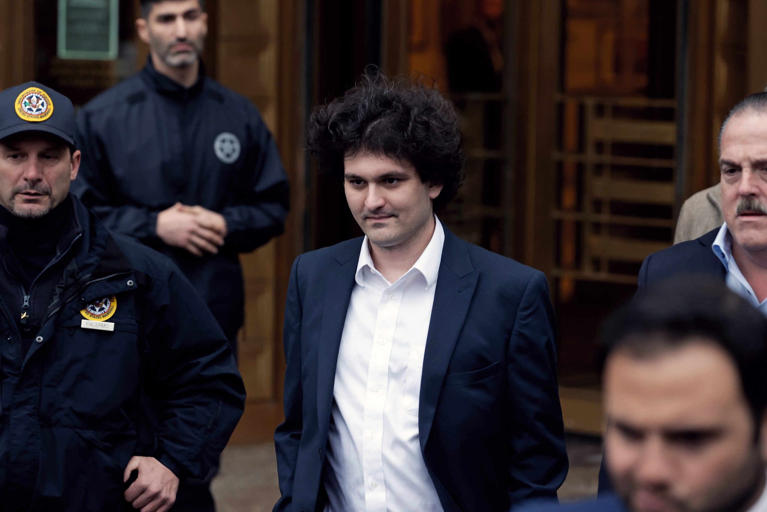 Rei das criptomoedas, Sam Bankman-Fried foi condenado por fraude e pode apanhar 110 anos de prisão