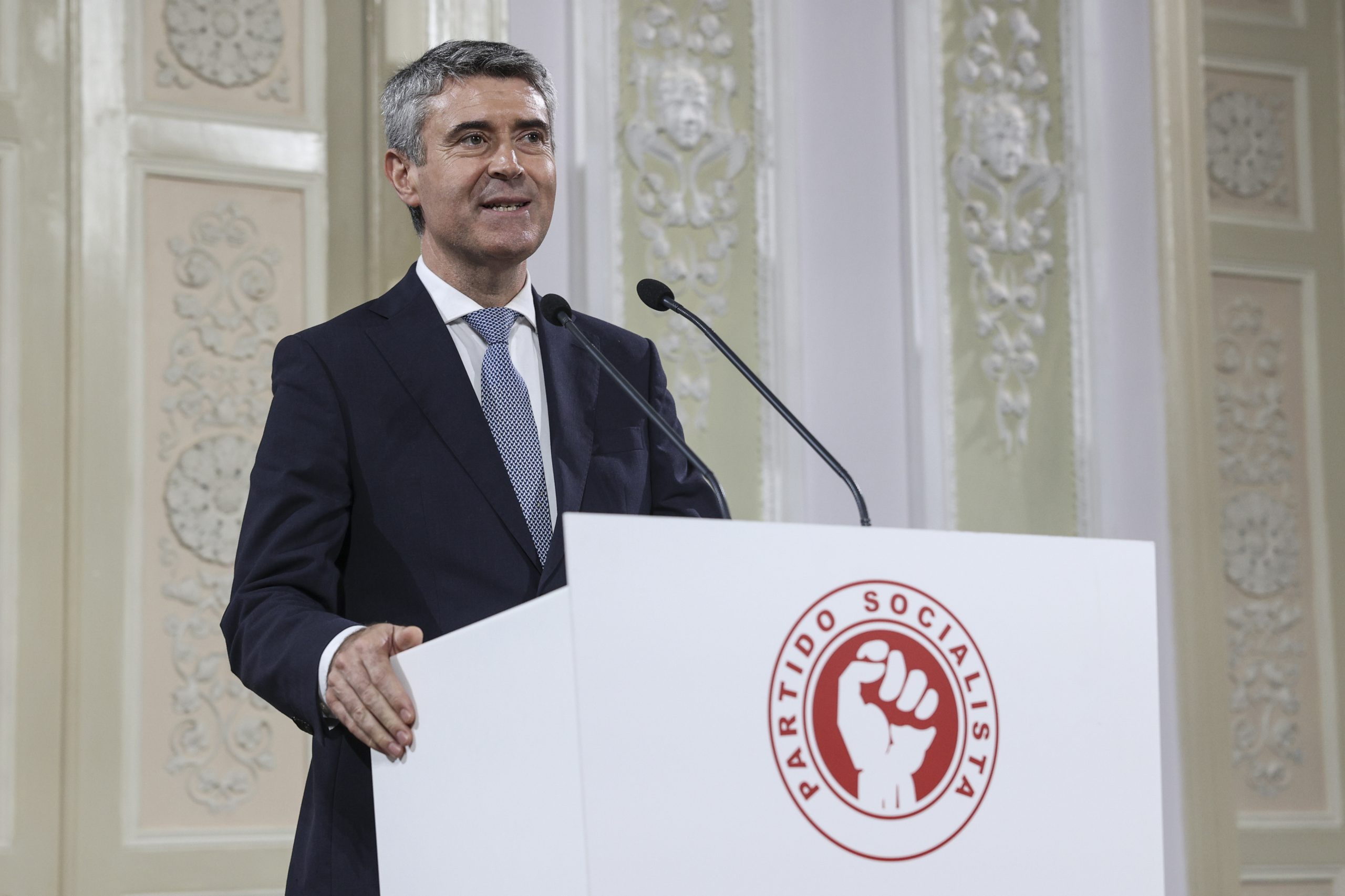 Carneiro vai “dar conta” da posição do PS no Parlamento e espera esclarecimentos de Montenegro sobre uso da Base das Lajes