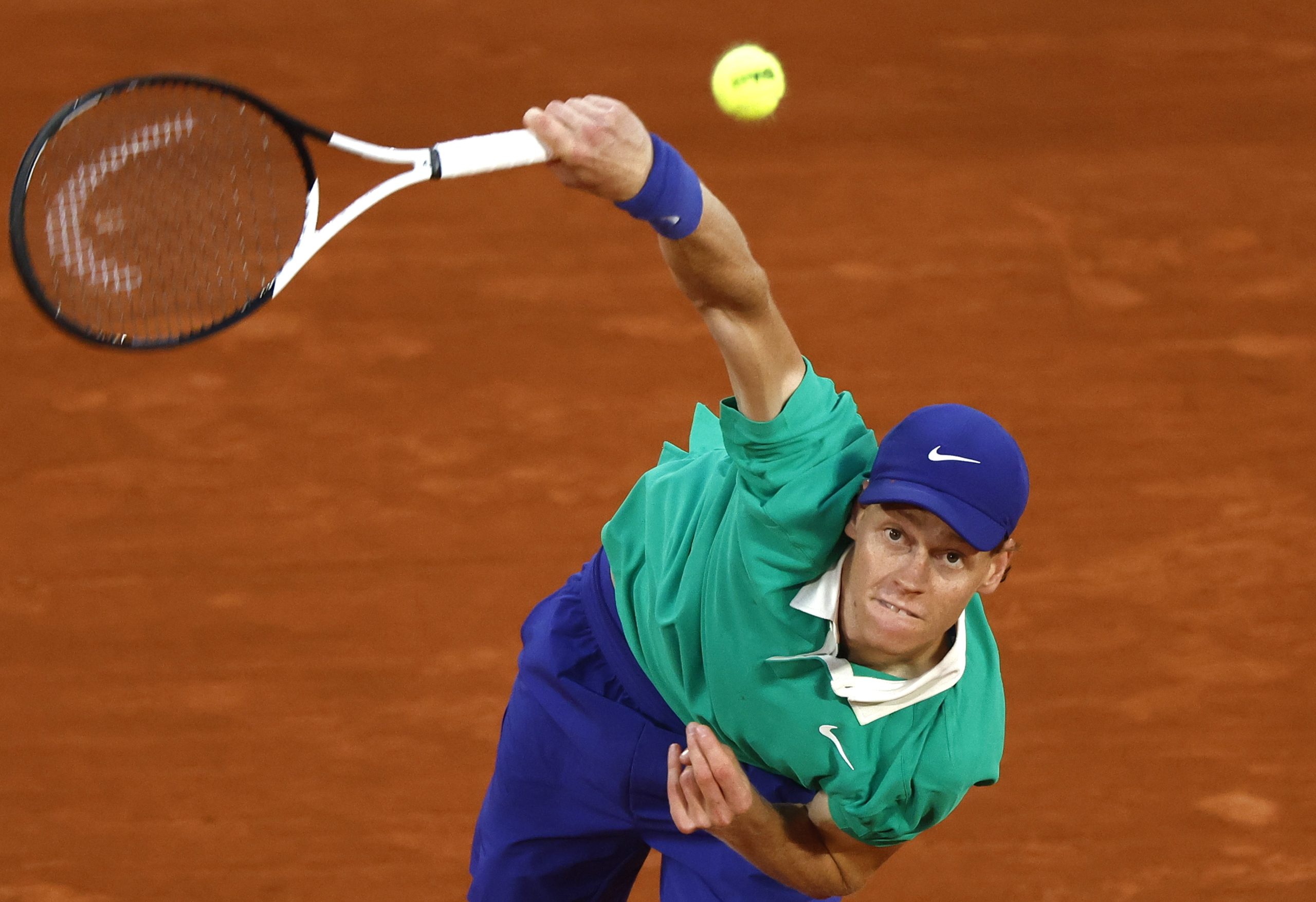 Jannik Sinner derrota Djokovic e está pela primeira vez na final do Roland Garros