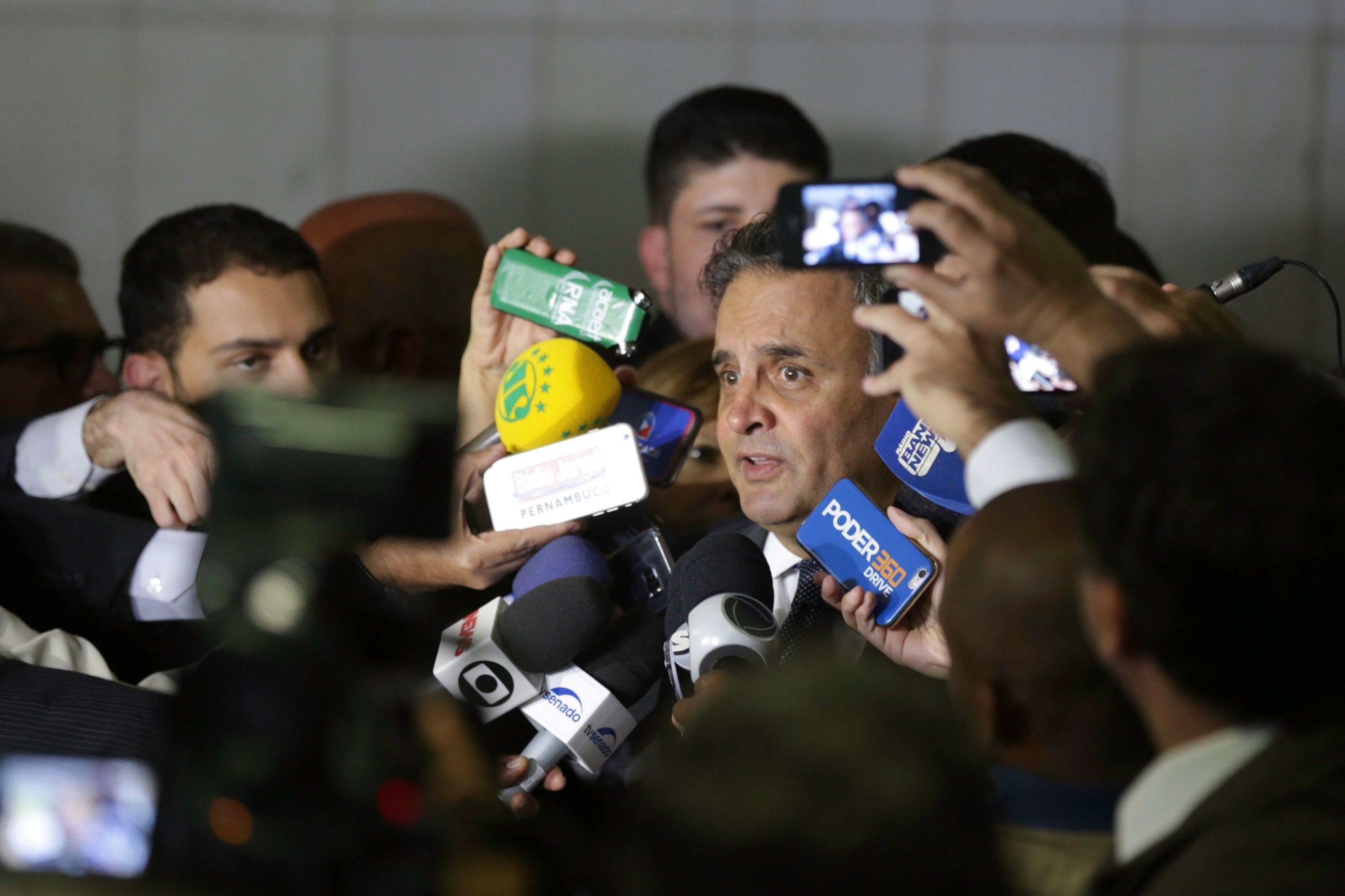 Polícia brasileira faz buscas em imóveis ligados ao senador Aécio Neves