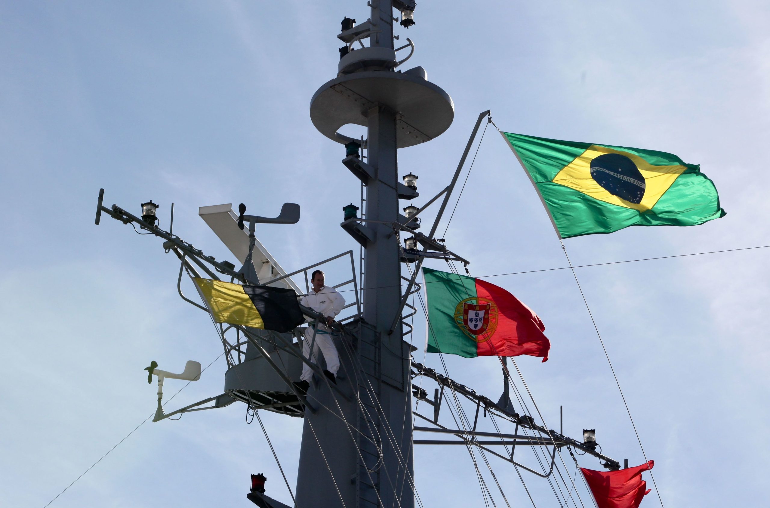Bicentenário do Brasil celebrado entre irmãos a bordo de navio engalanado em Lisboa