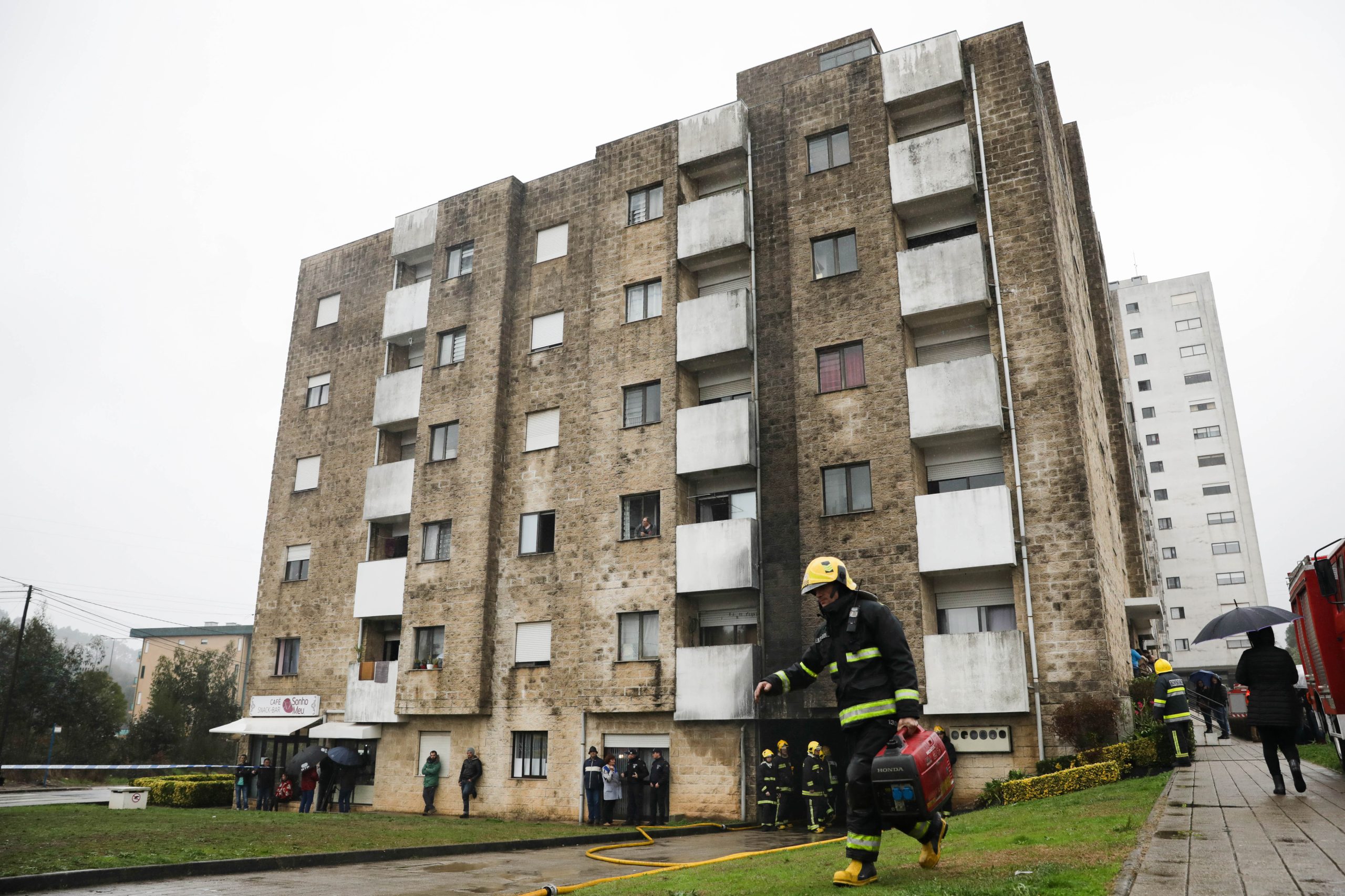 Incêndio em garagem de Valongo obriga a realojar cinco famílias