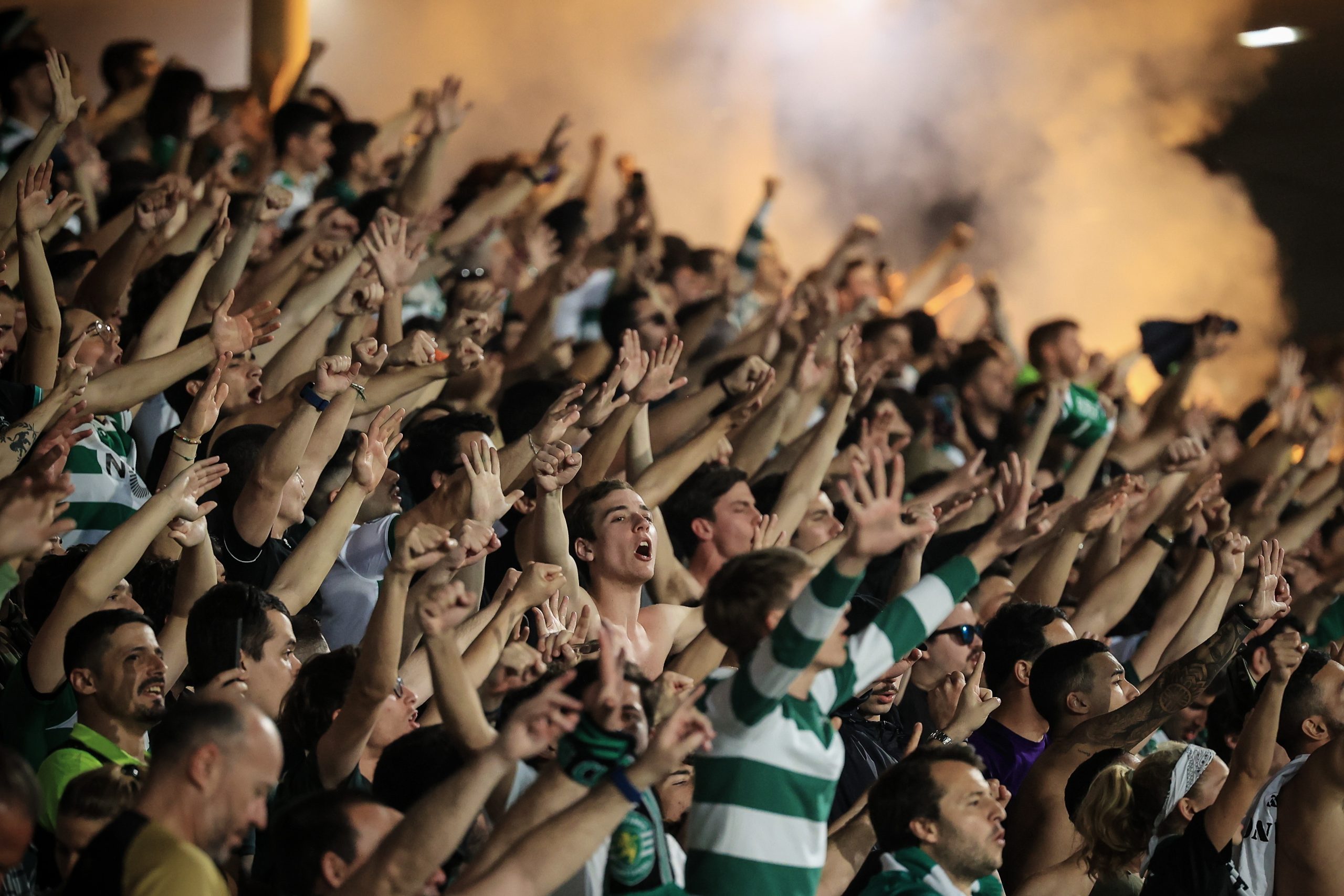Incêndio deflagra numa das bancadas do Estádio Cidade de Barcelos