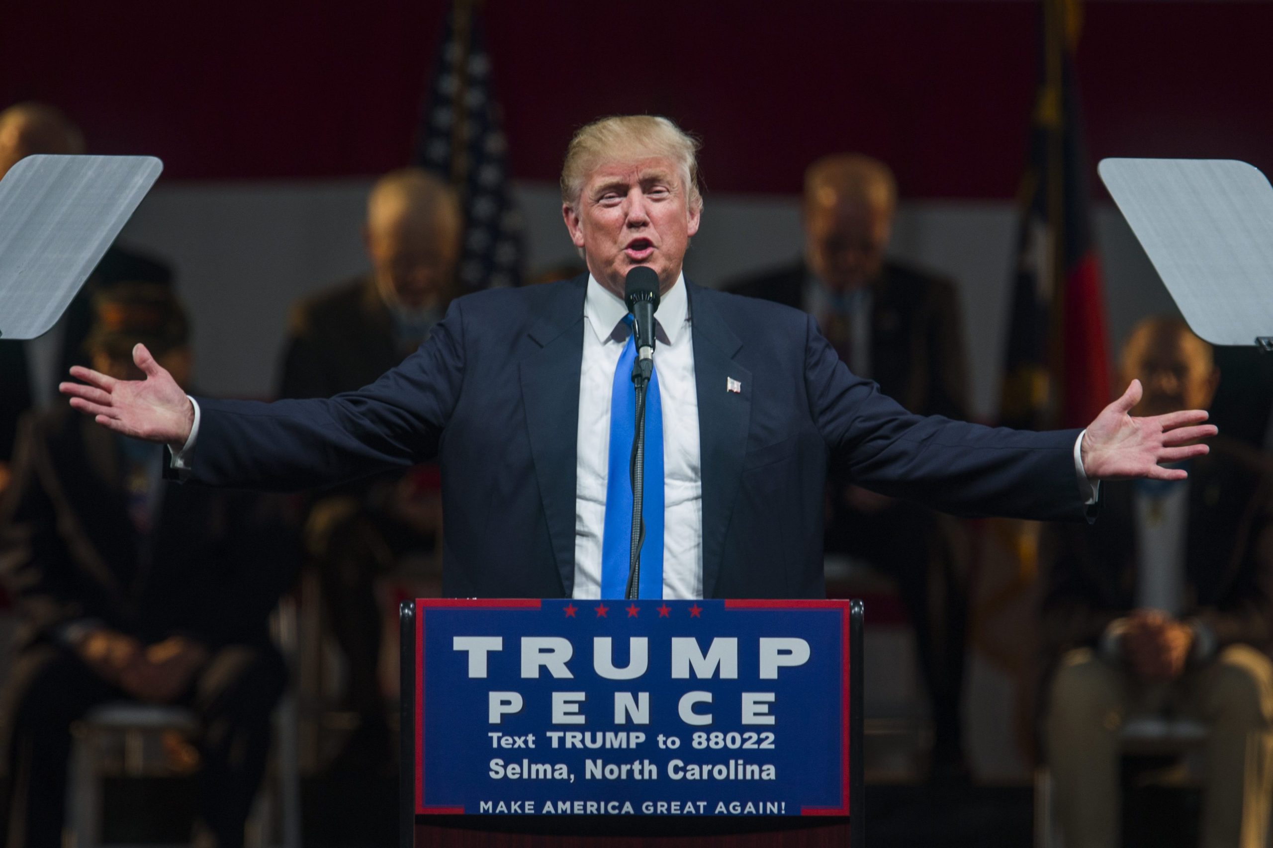 Trump critica FBI e diz ser impossível “rever 650.000 emails em oito dias”