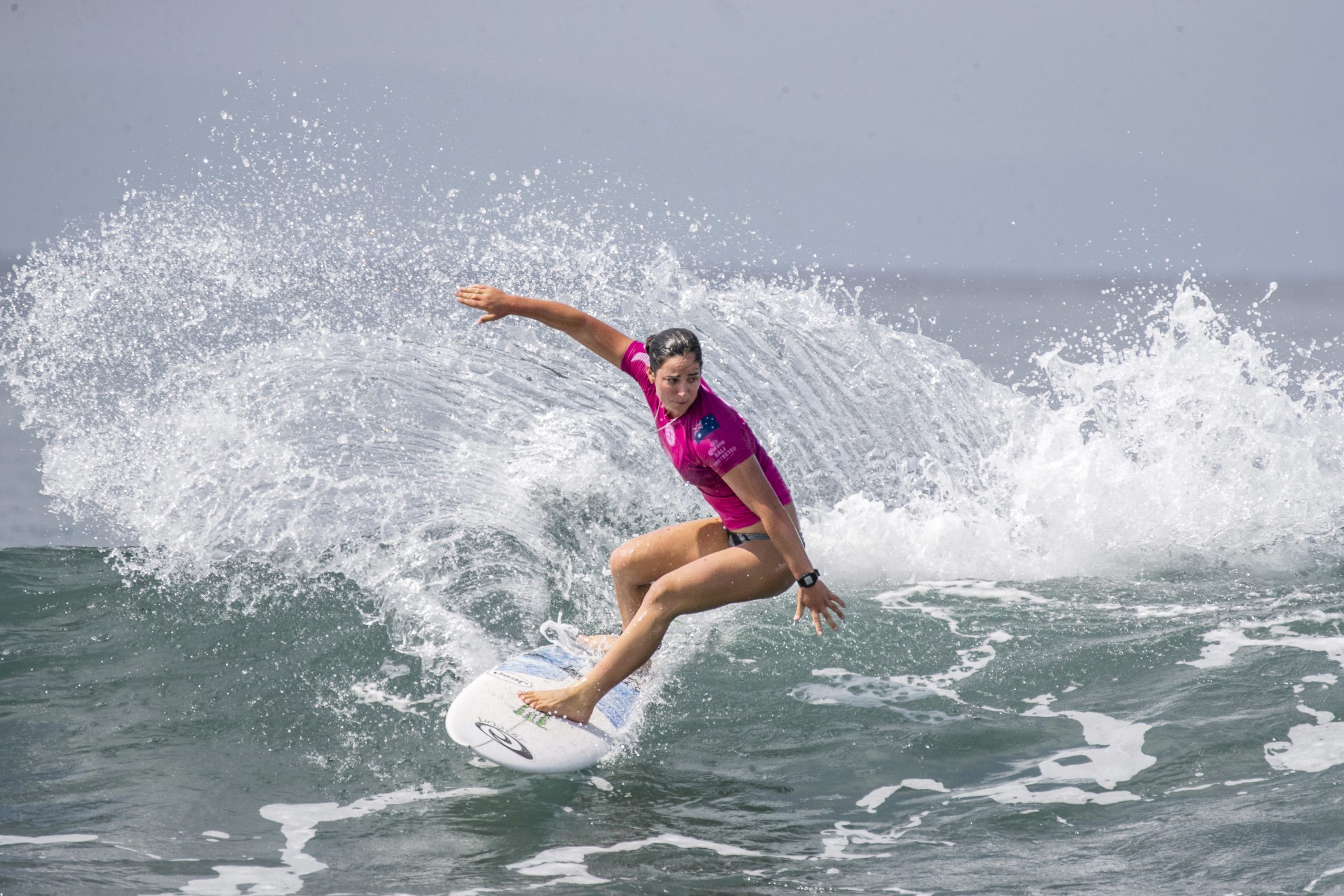 Bicampeã mundial de surf fora de competição até julho por causa da gripe A