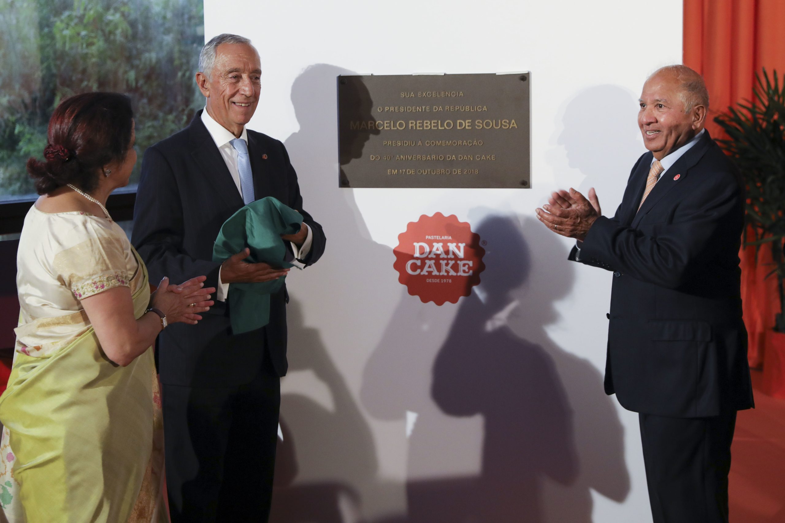 Marcelo Rebelo de Sousa condecora presidente da Dan Cake com insígnias de Mérito Industrial