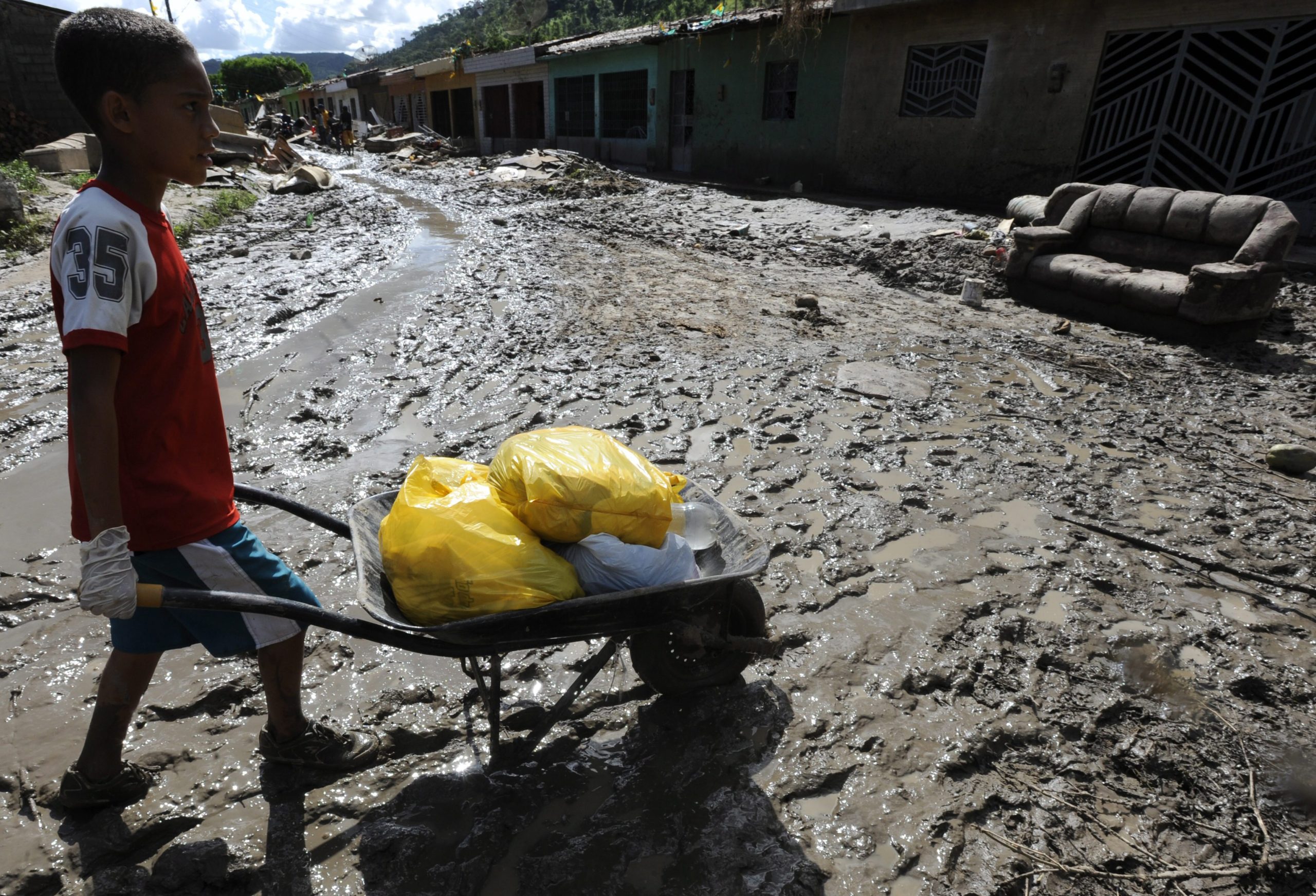 Dois mortos e 30 mil deslocados devido a fortes chuvas no Brasil