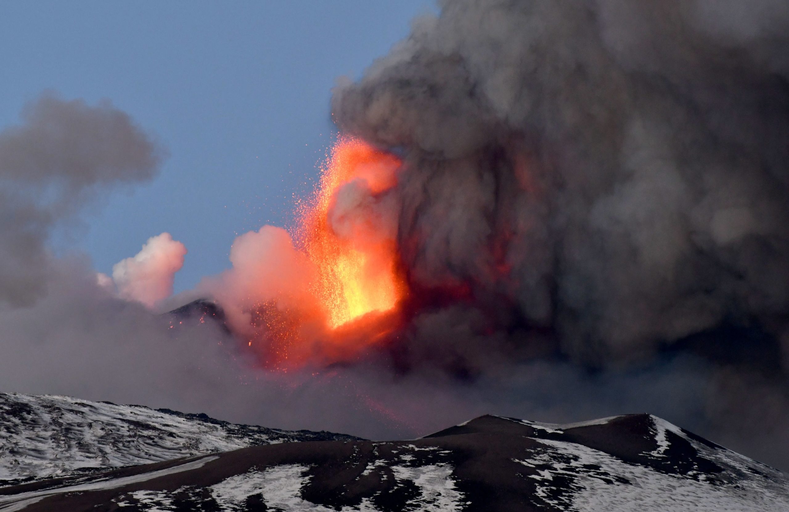 Etna entra em erupção e provoca chuva de pequenas pedras vulcânicas e cinzas