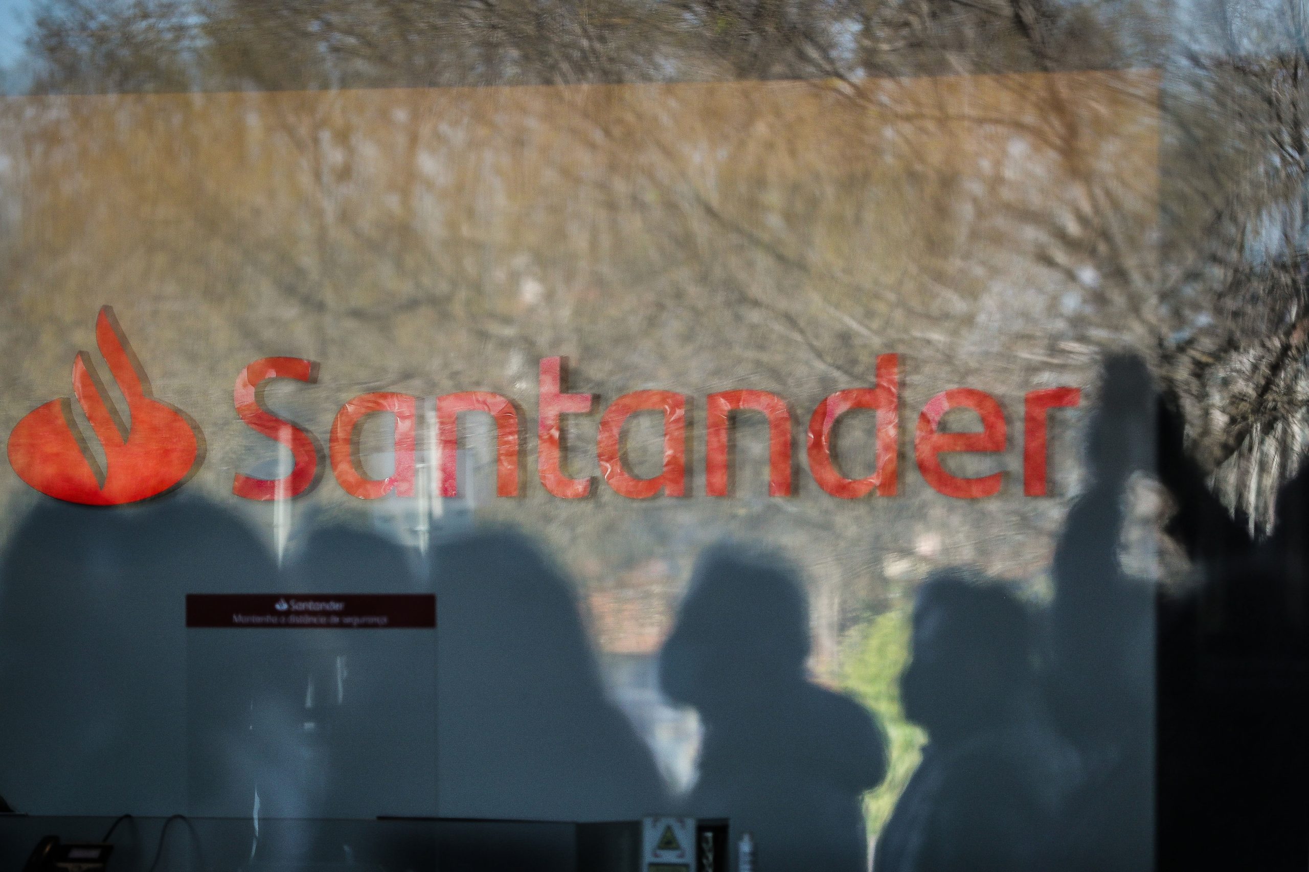 Santander não chegou a acordo com 350 trabalhadores e avança com “processo unilateral”