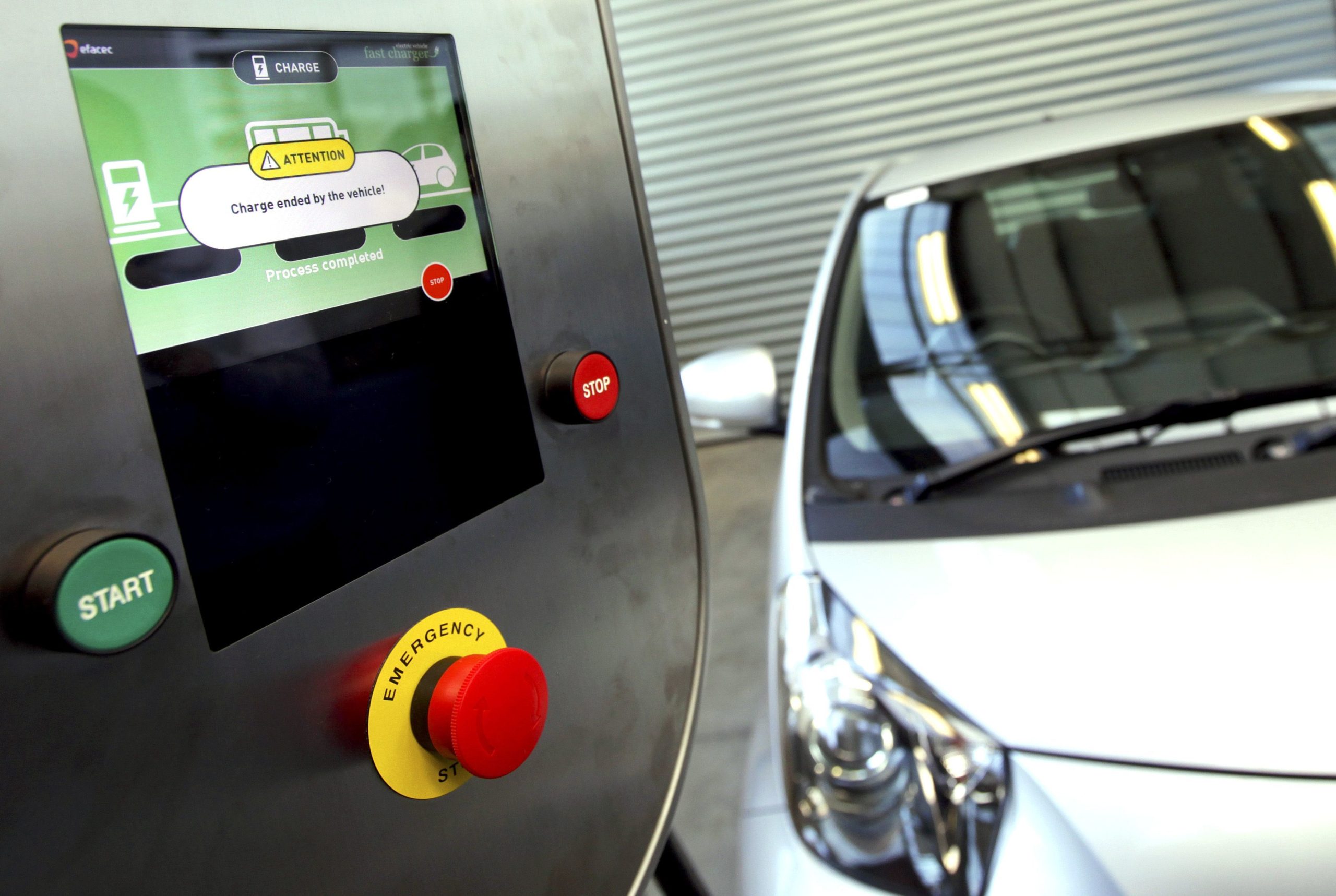 Venda de veículos elétricos quase triplicou nos primeiros quatro meses do ano