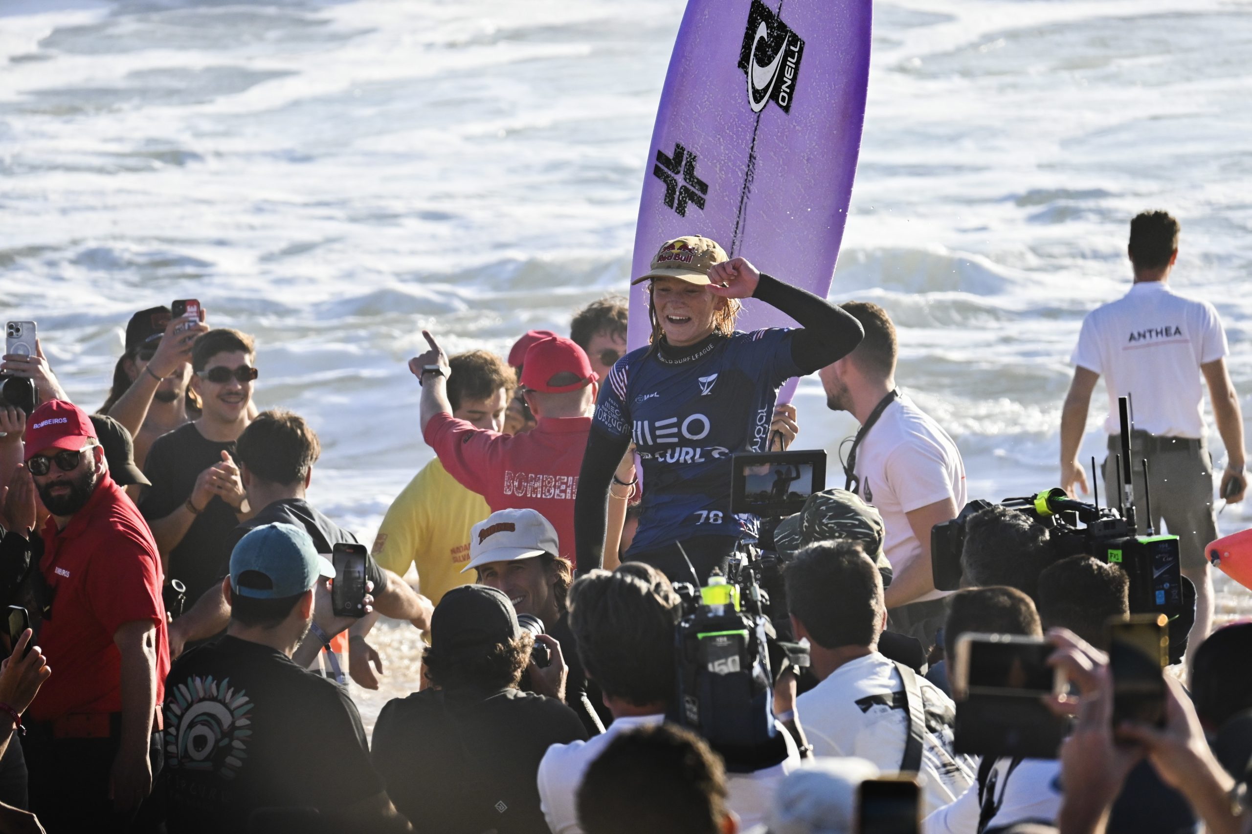 Surfista norte-americana Caitlin Simmers estreia-se a vencer na elite em Peniche