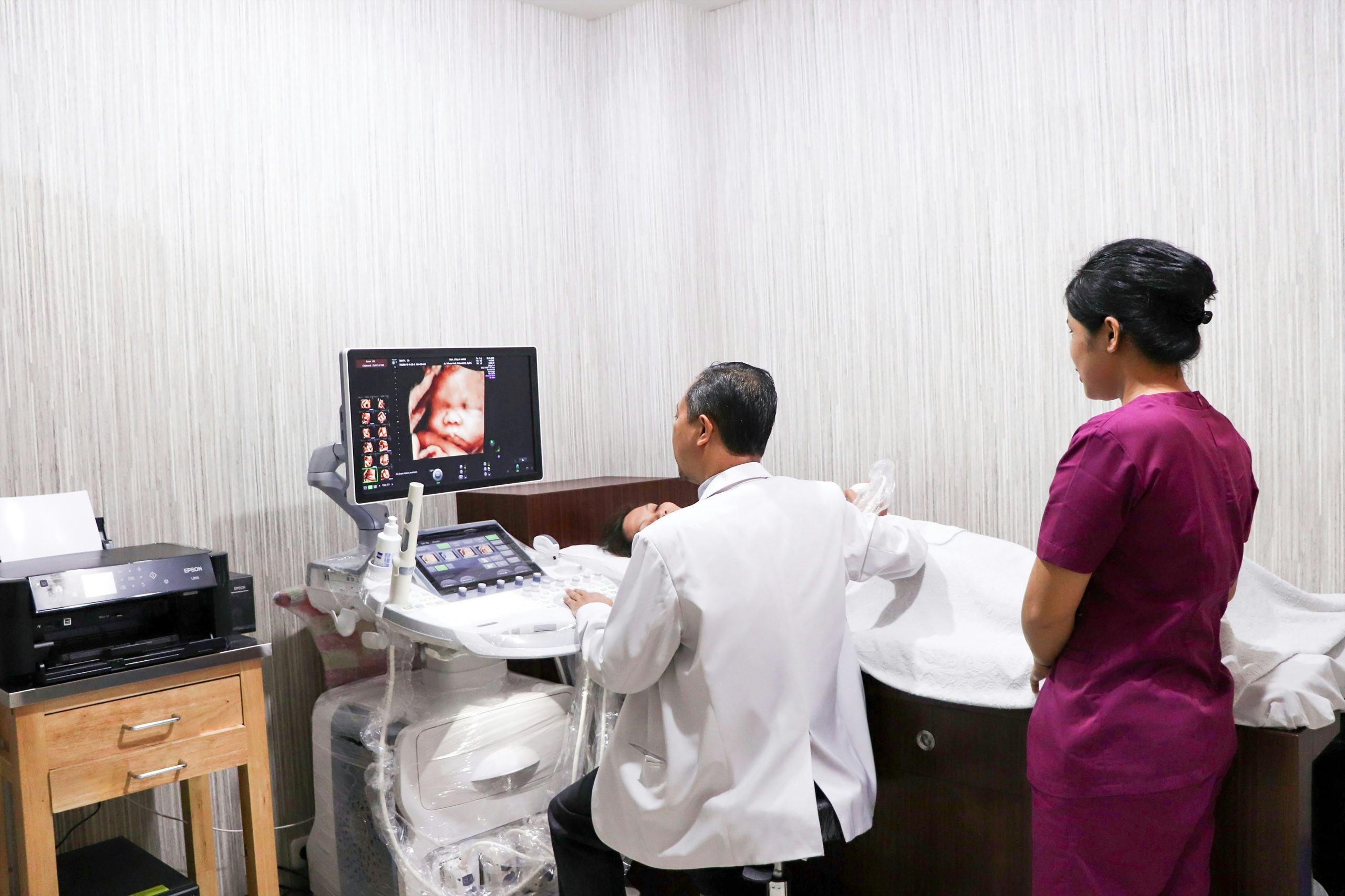 Ver o rosto do bebé antes do parto. “Ecografias emocionais” conquistam grávidas, mas levantam dúvidas médicas