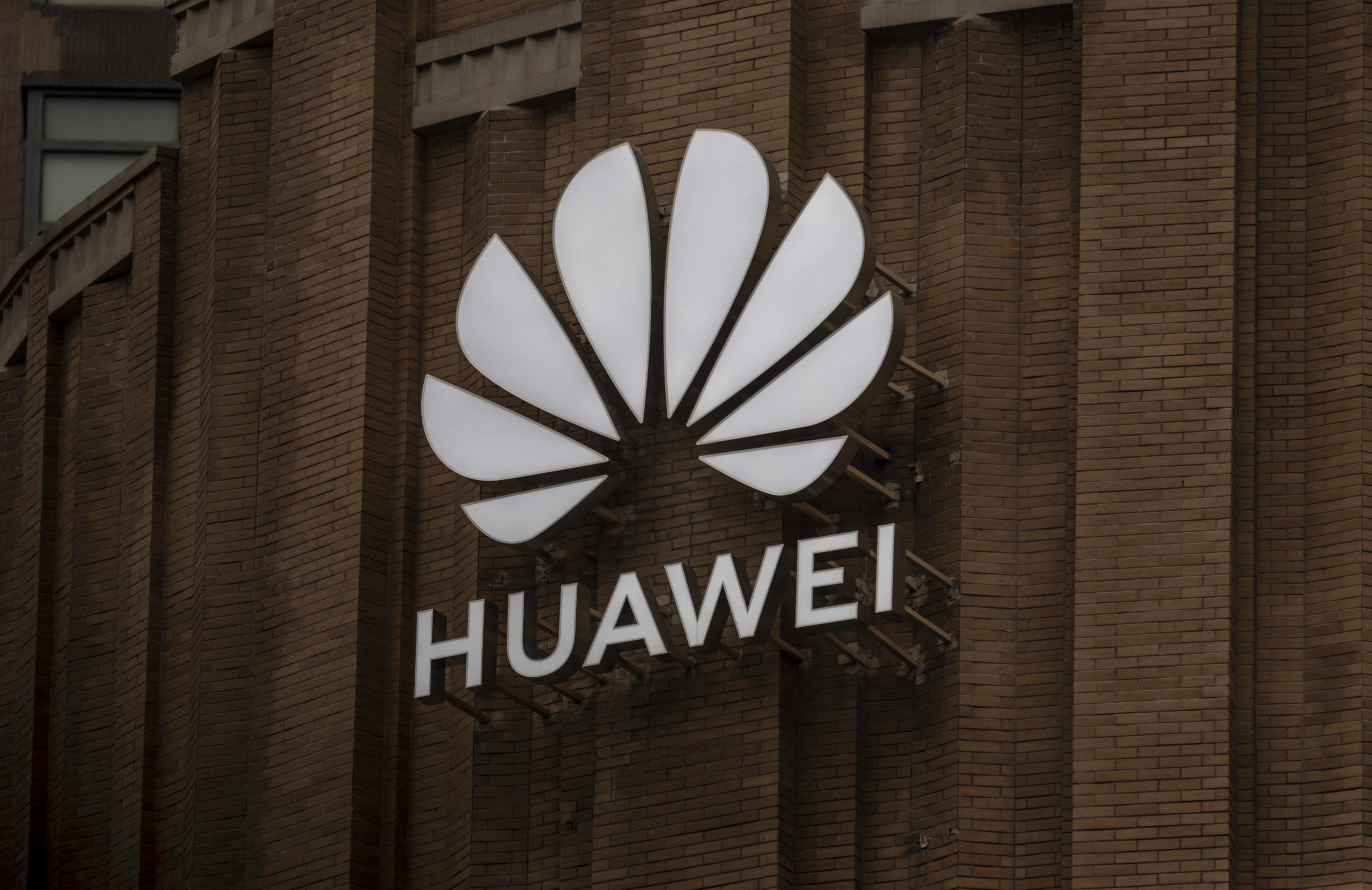 Huawei anuncia que vai vender marca de telemóveis Honor face a sanções dos EUA