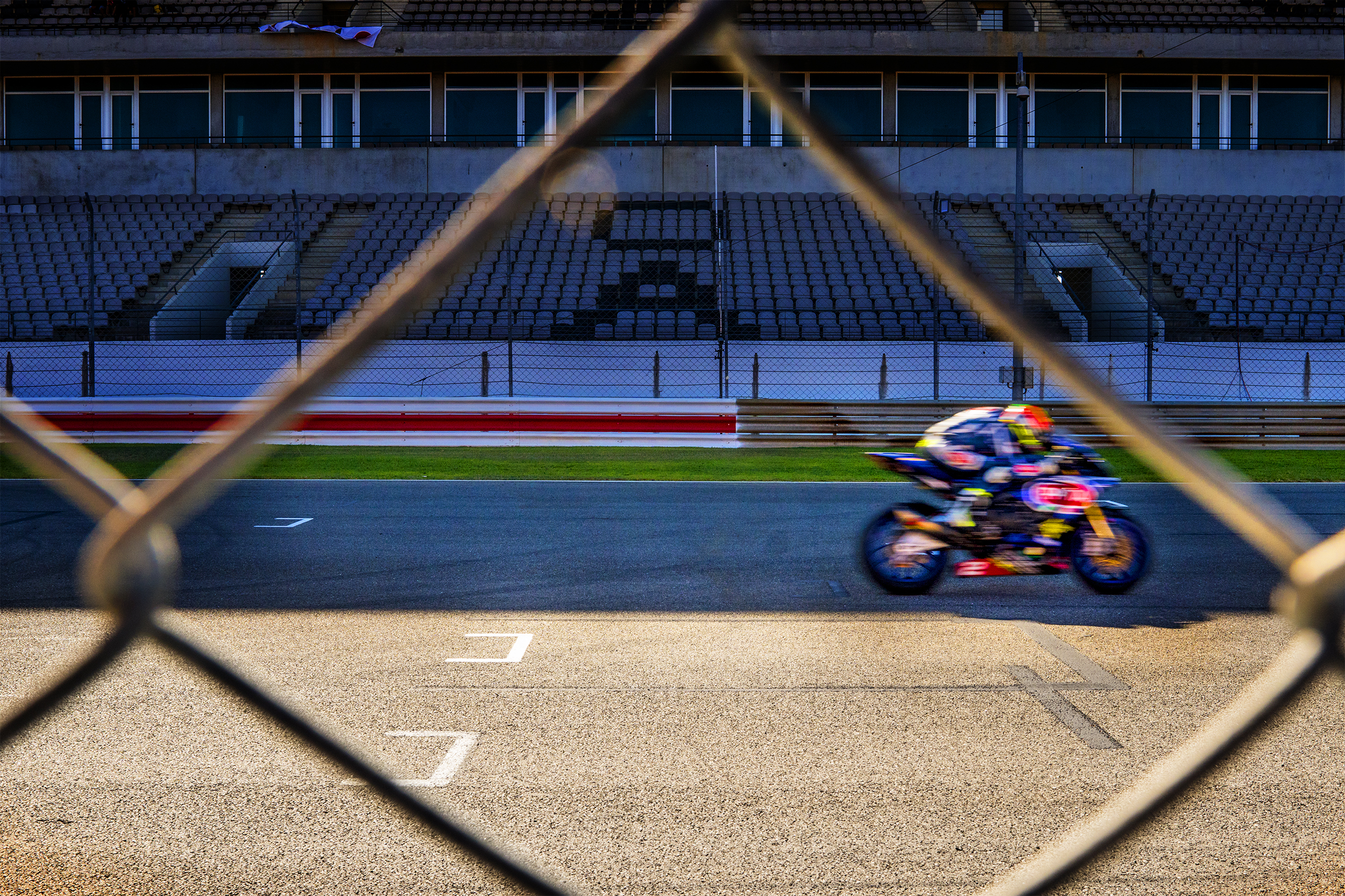 WSBK. No meio dos montes algarvios, um enxame anda às voltas até chegar à meta