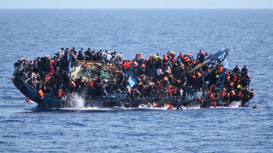 Número de migrantes desaparecidos em naufrágio no Mediterrâneo sobe para 114