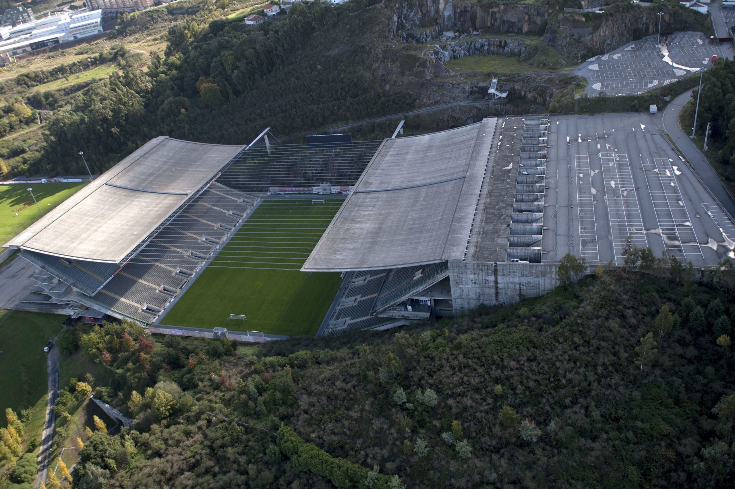 Soares da Costa quer que Câmara de Braga pague a pronto trabalhos a mais no estádio