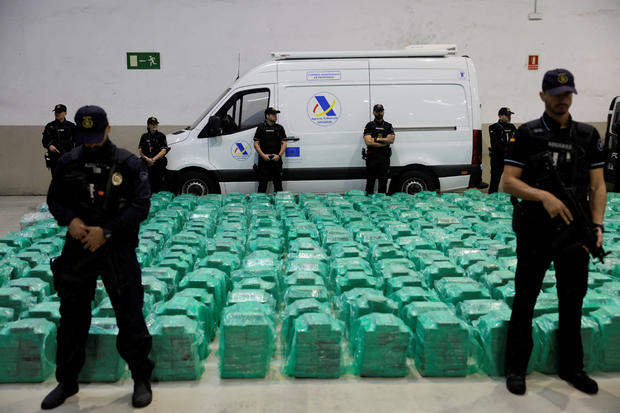 Autoridades espanholas apreendem segunda maior remessa de cocaína na Europa escondida em caixas de bananas