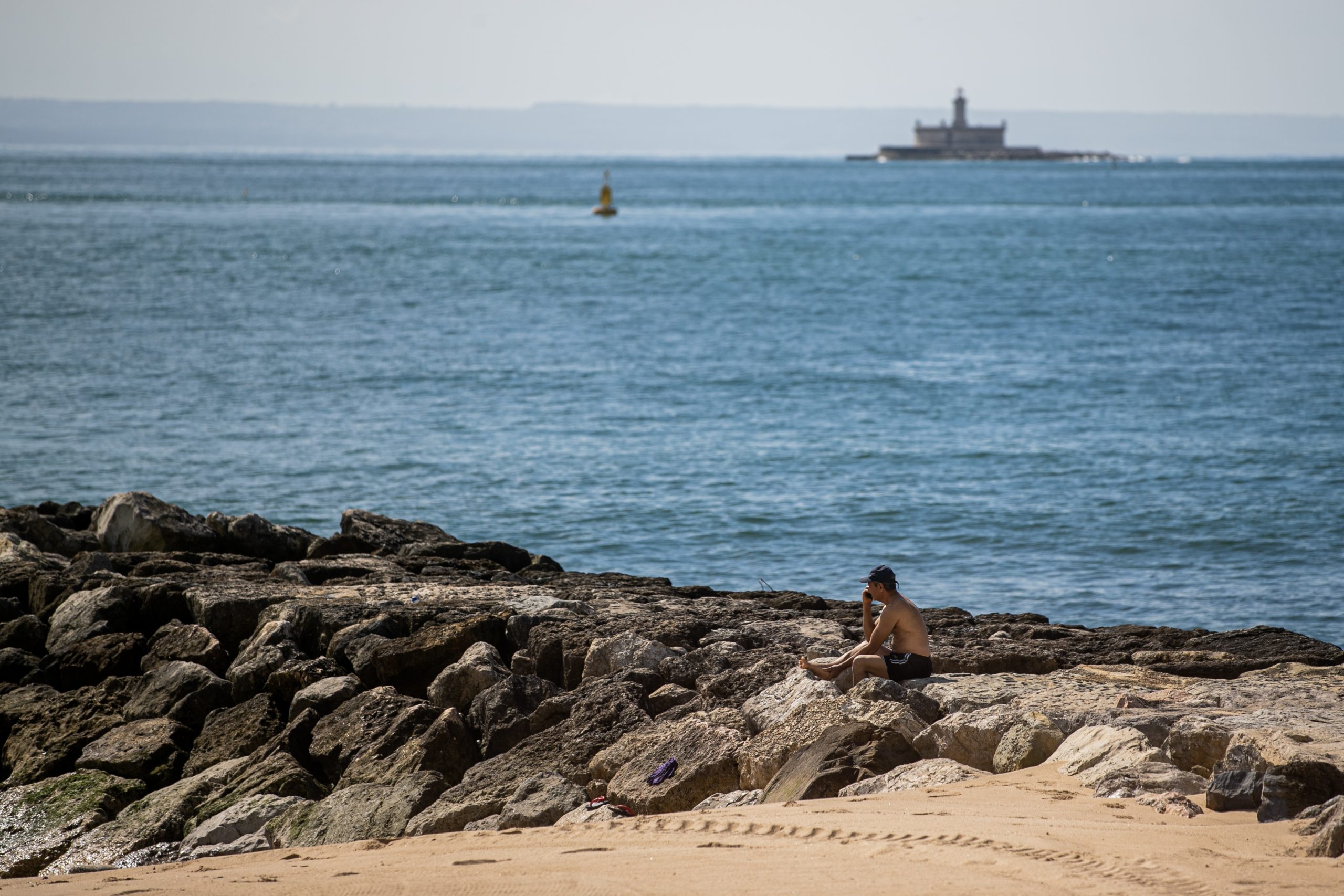 “As pessoas têm de dar o seu mergulho, senão não morrem da doença, mas morrem da cura”. Concessionários de praia defendem que os estabelecimentos “têm de começar a abrir”