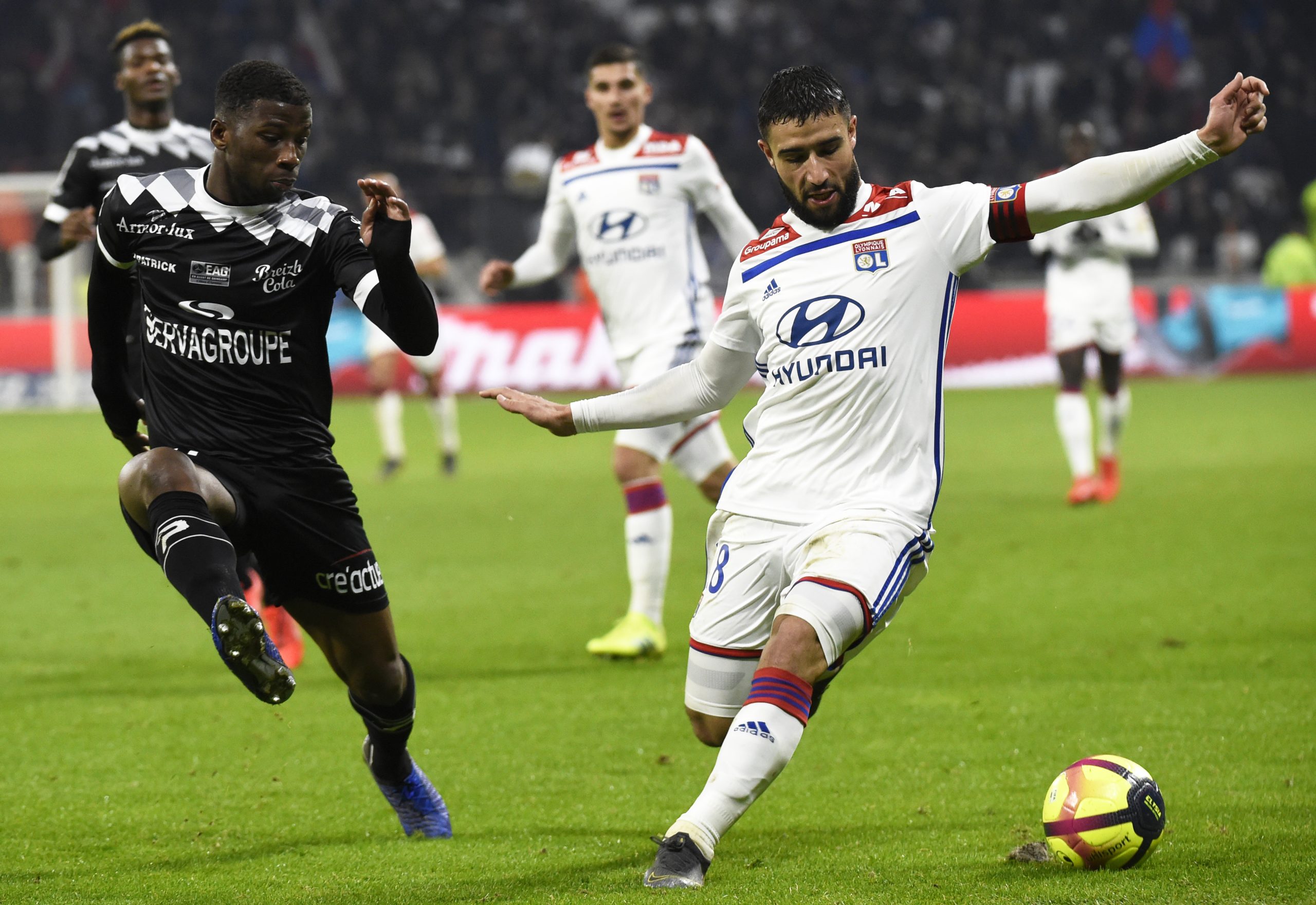 Lyon vence na receção ao Guingamp e aproxima-se do Lille, segundo classificado