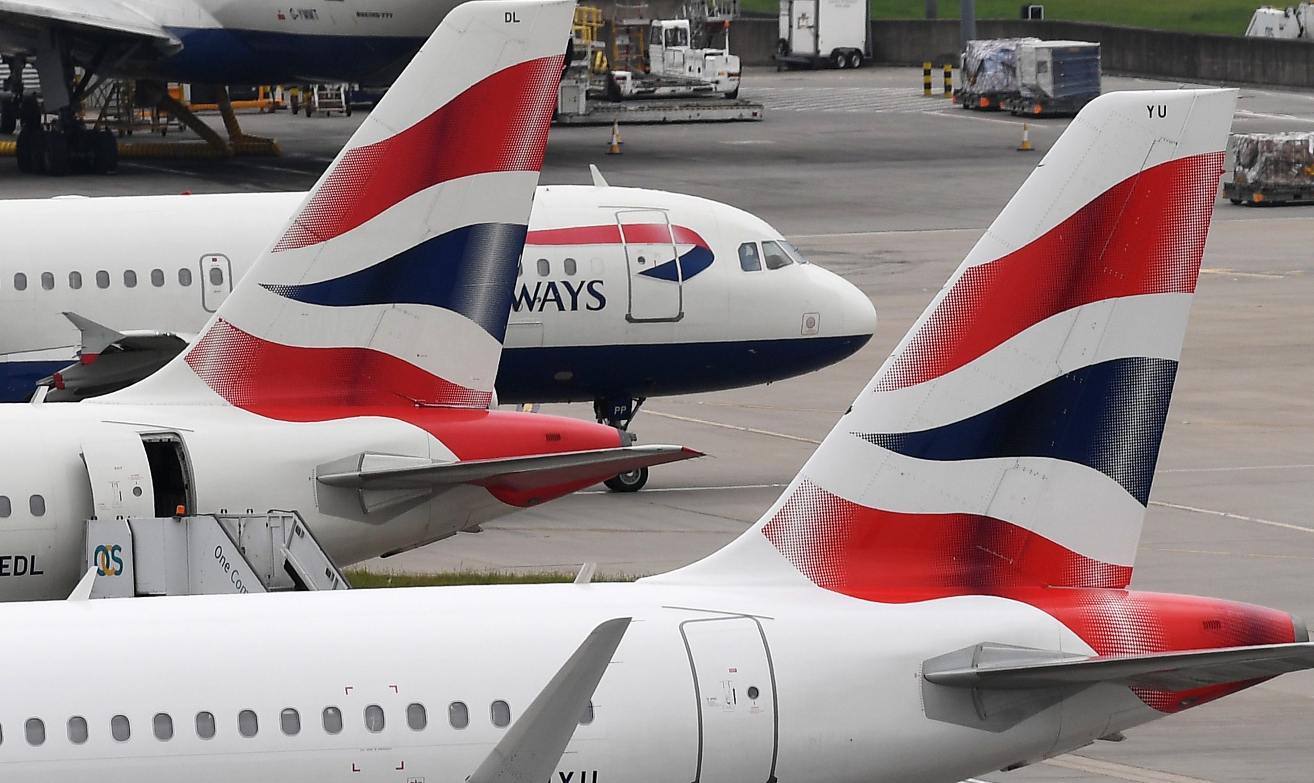 Aviação: Companhias britânicas alertam passageiros para atrasos até quatro horas em aeroportos da União Europeia