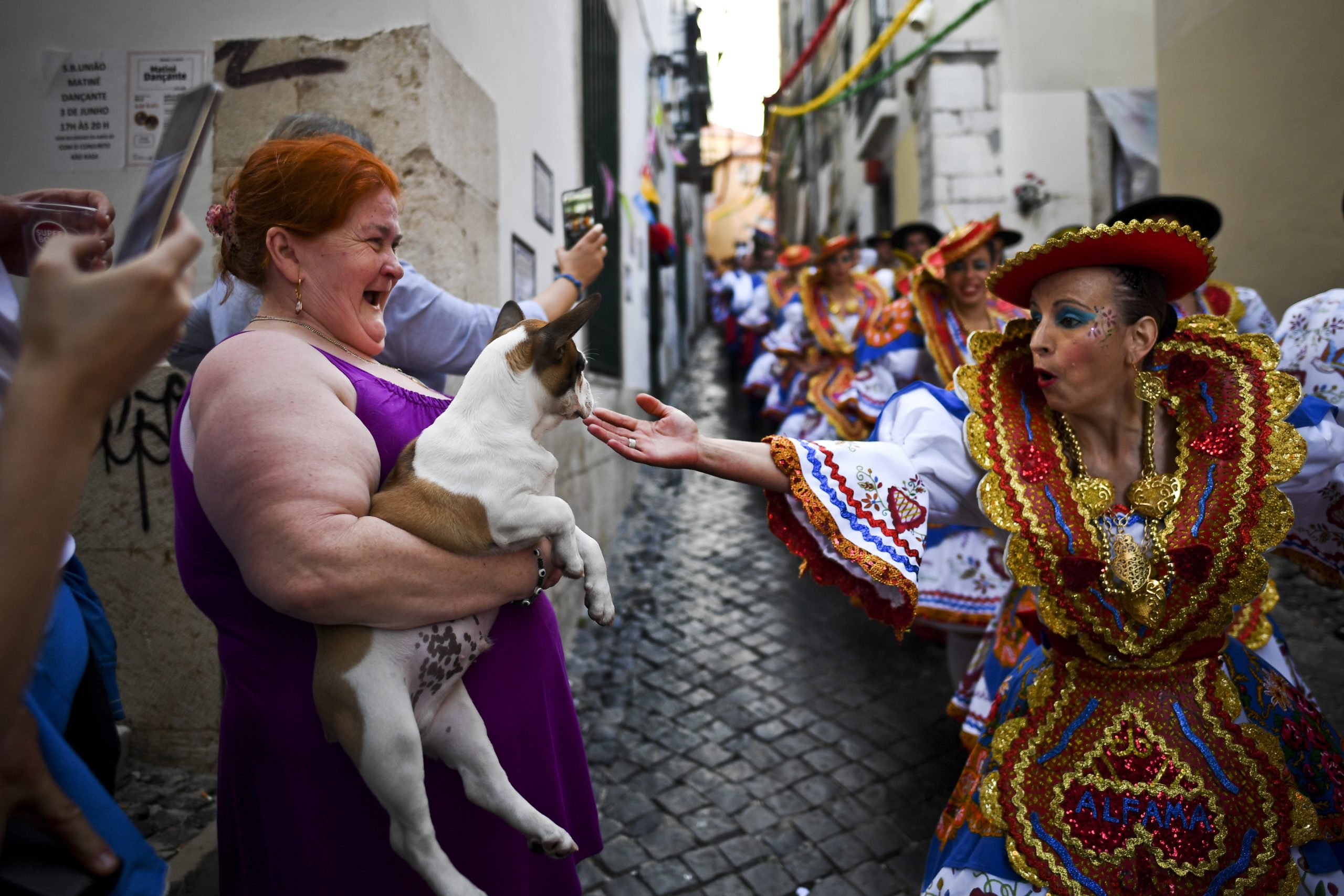 Feita de “gente que não atira a toalha ao chão”, Lisboa não desfila em noite de Santo António mas também não desanima