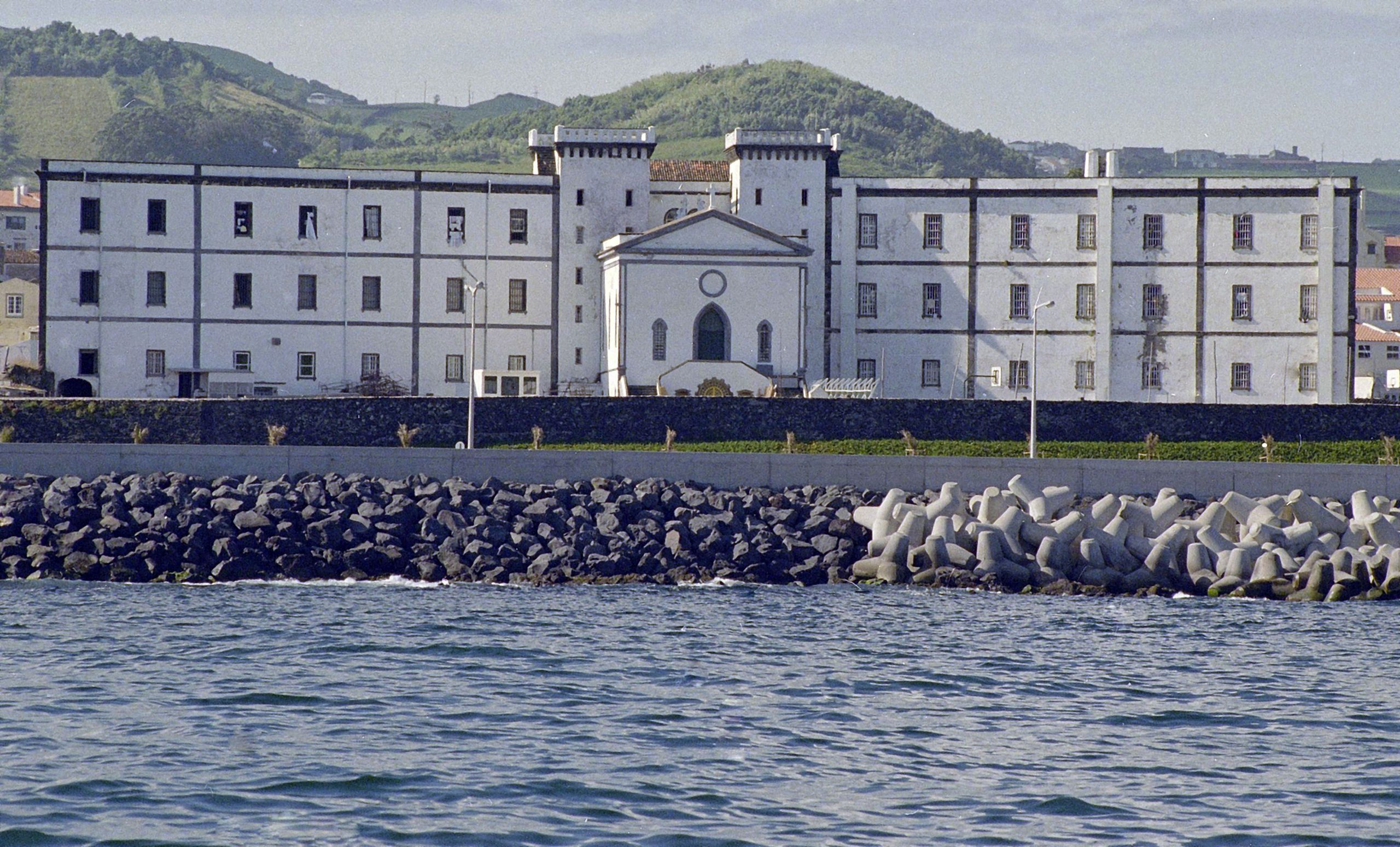 Recluso foge da prisão de Ponta Delgada e é recapturado a ver o mar