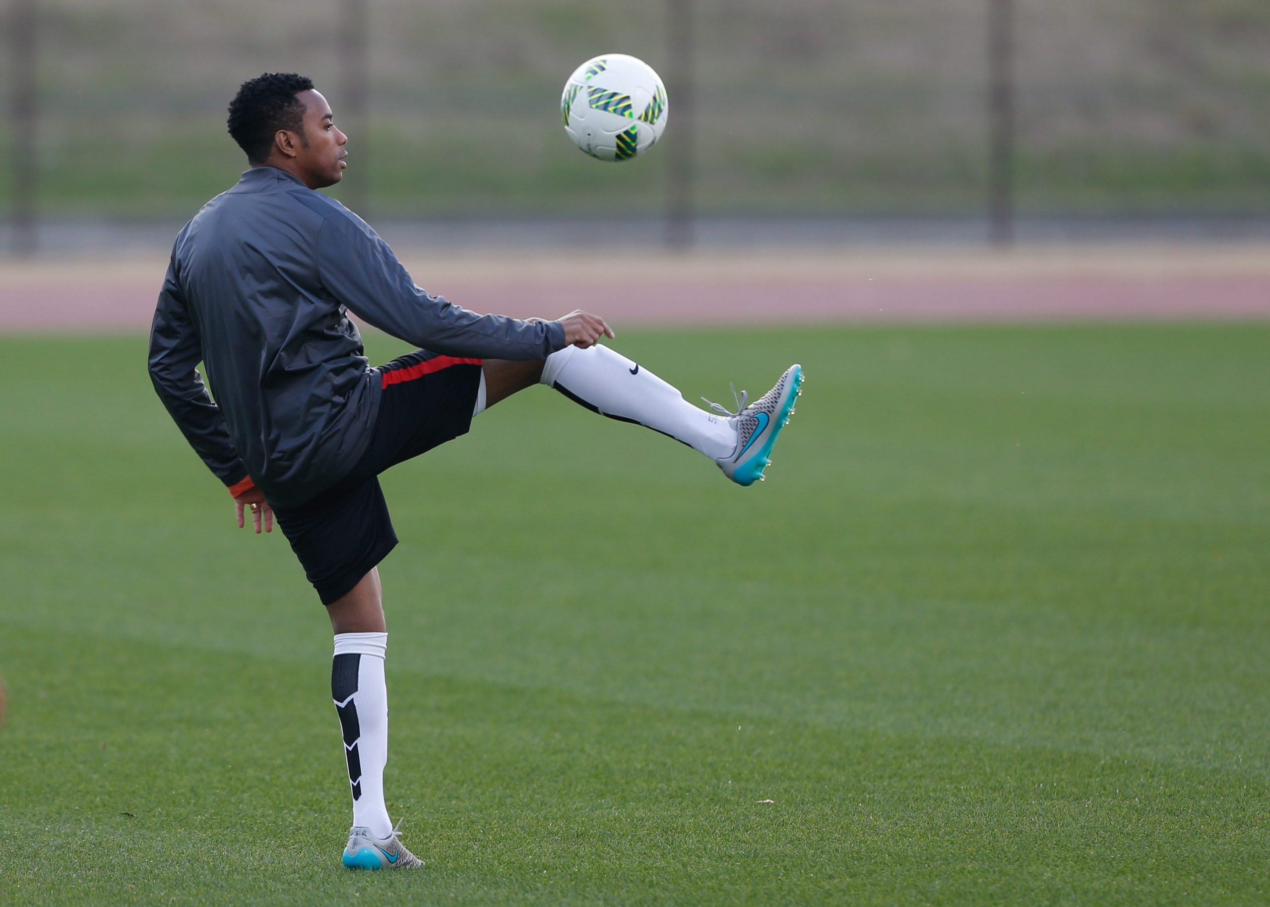 Robinho rescinde com o Santos para se concentrar na defesa em processo judicial no qual é acusado de violação