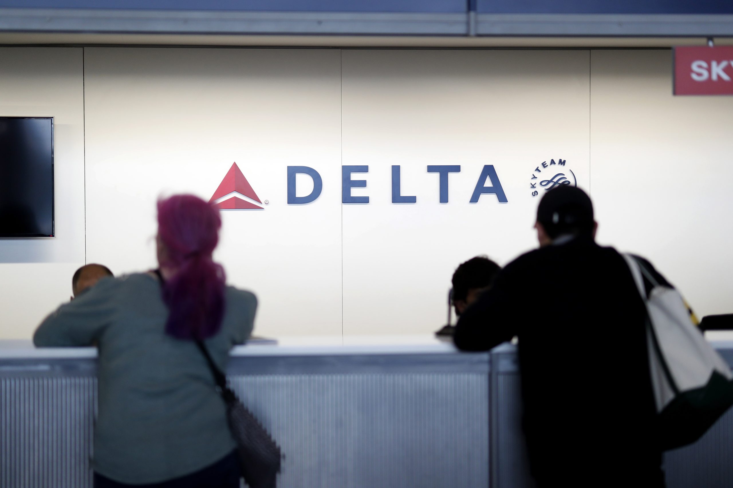 Covid-19: Delta Air Lines vai penalizar funcionários não vacinados em 200 dólares