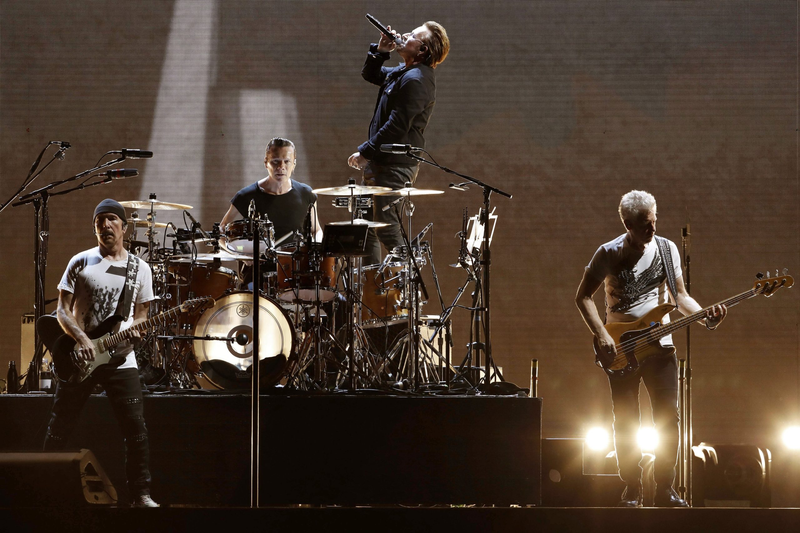 U2 pedem a Aung Suu Kyi que lute contra violência sobre rohingya