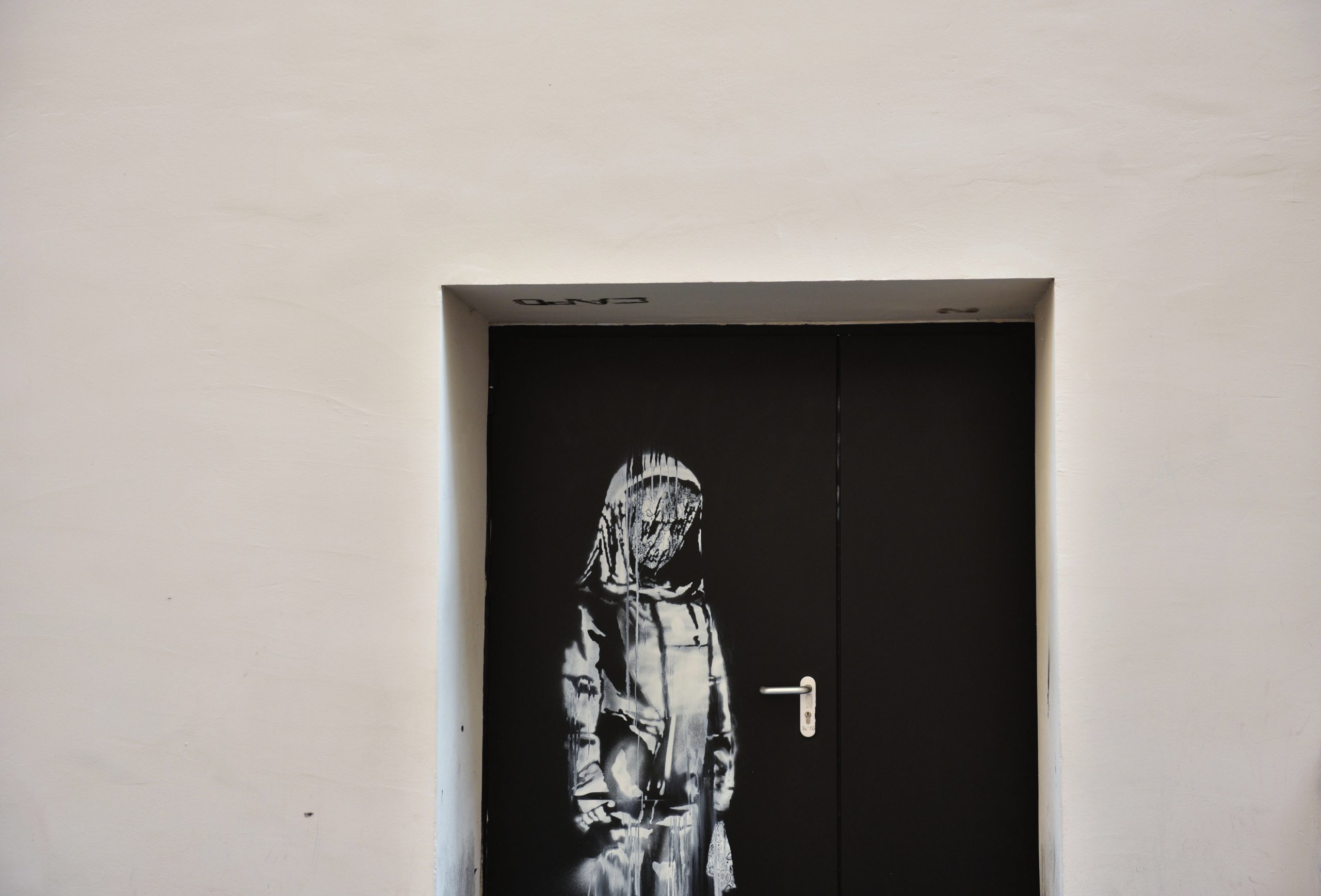 Suspeito de roubo de obra do Bataclan em Paris atribuída a Banksy detido e acusado