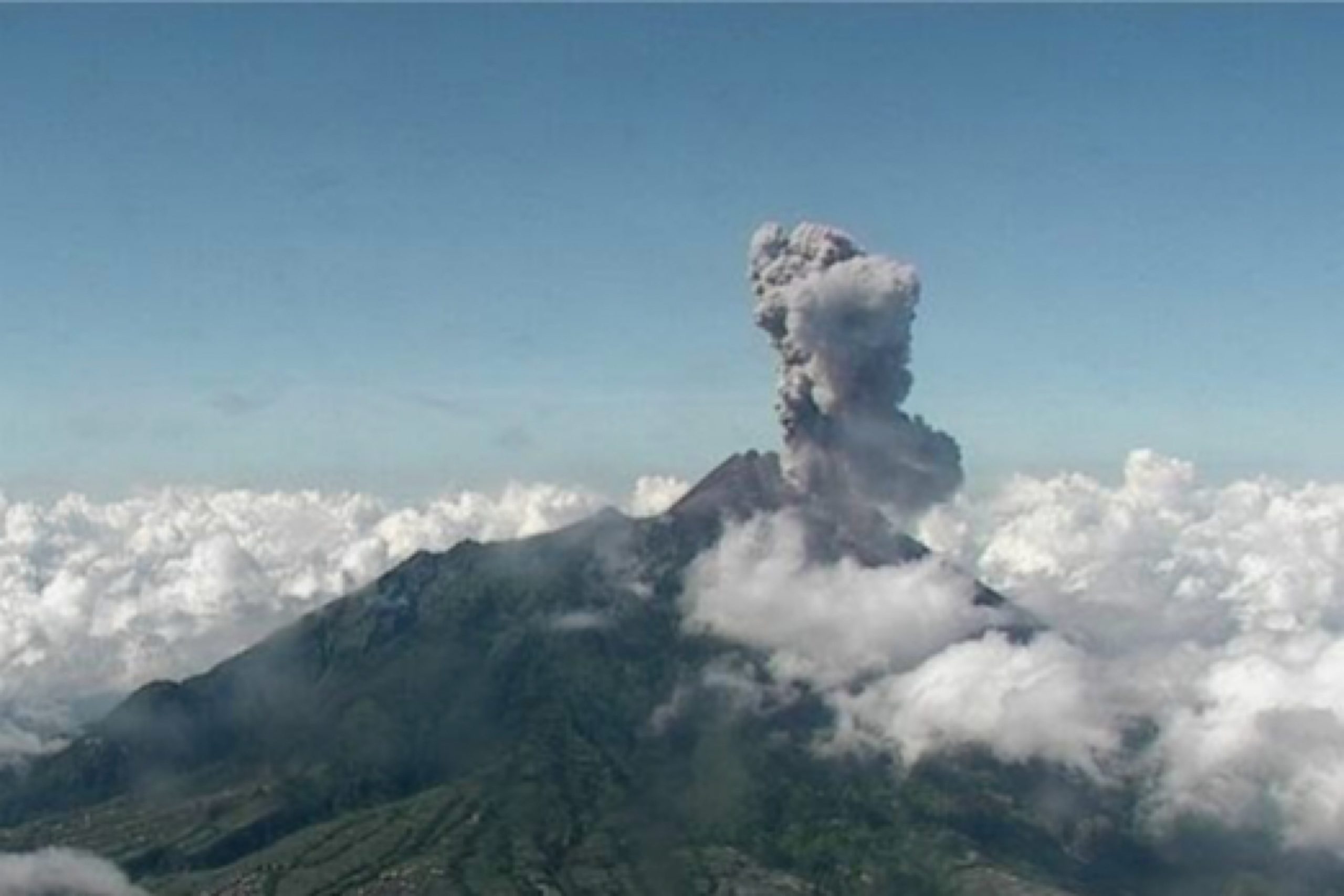 Dupla erupção do vulcão indonésio Merapi faz coluna de fumo de seis quilómetros
