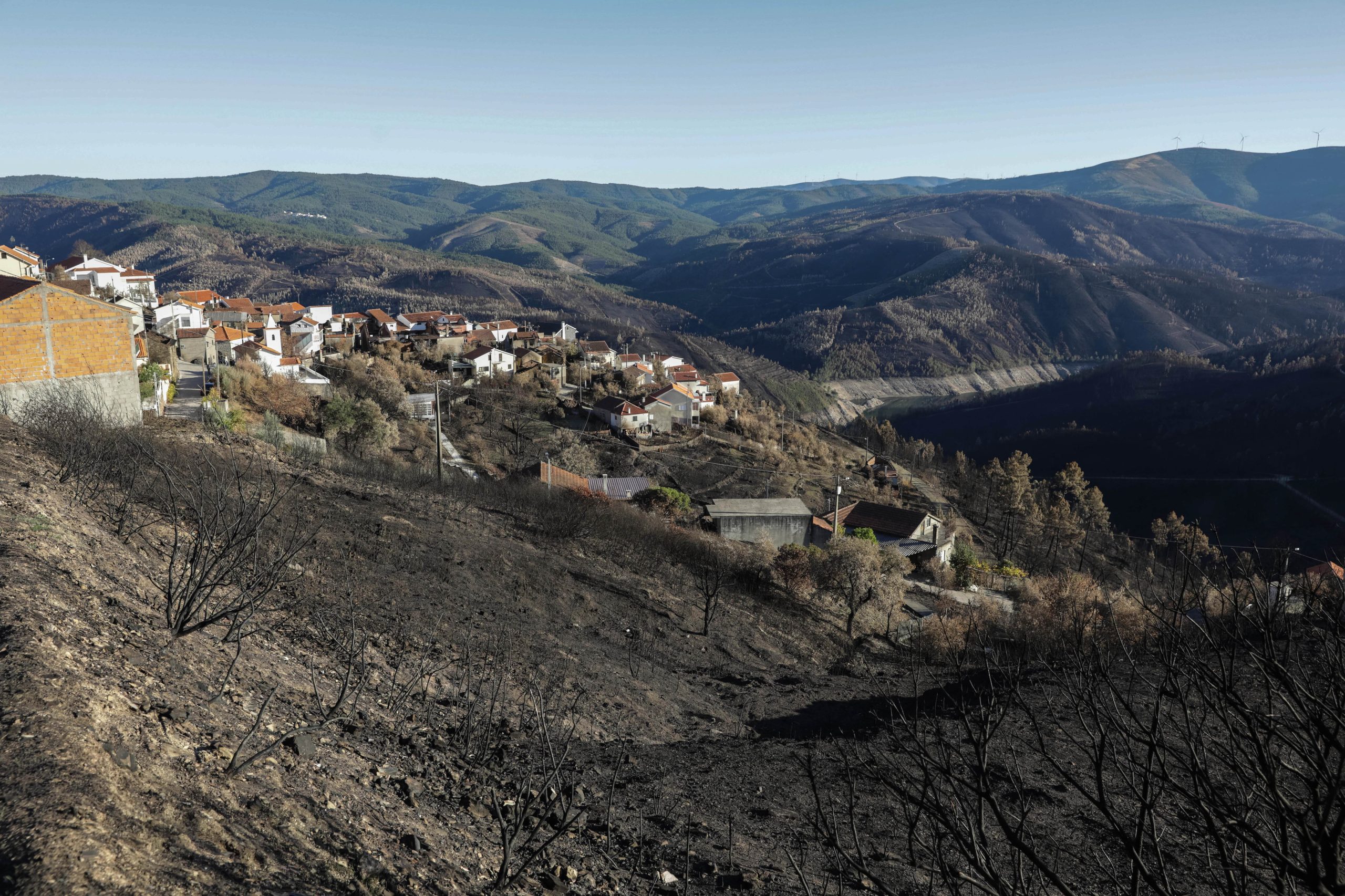 Municípios afetados pelo incêndio tentam travar erosão dos solos e proteger linhas de água