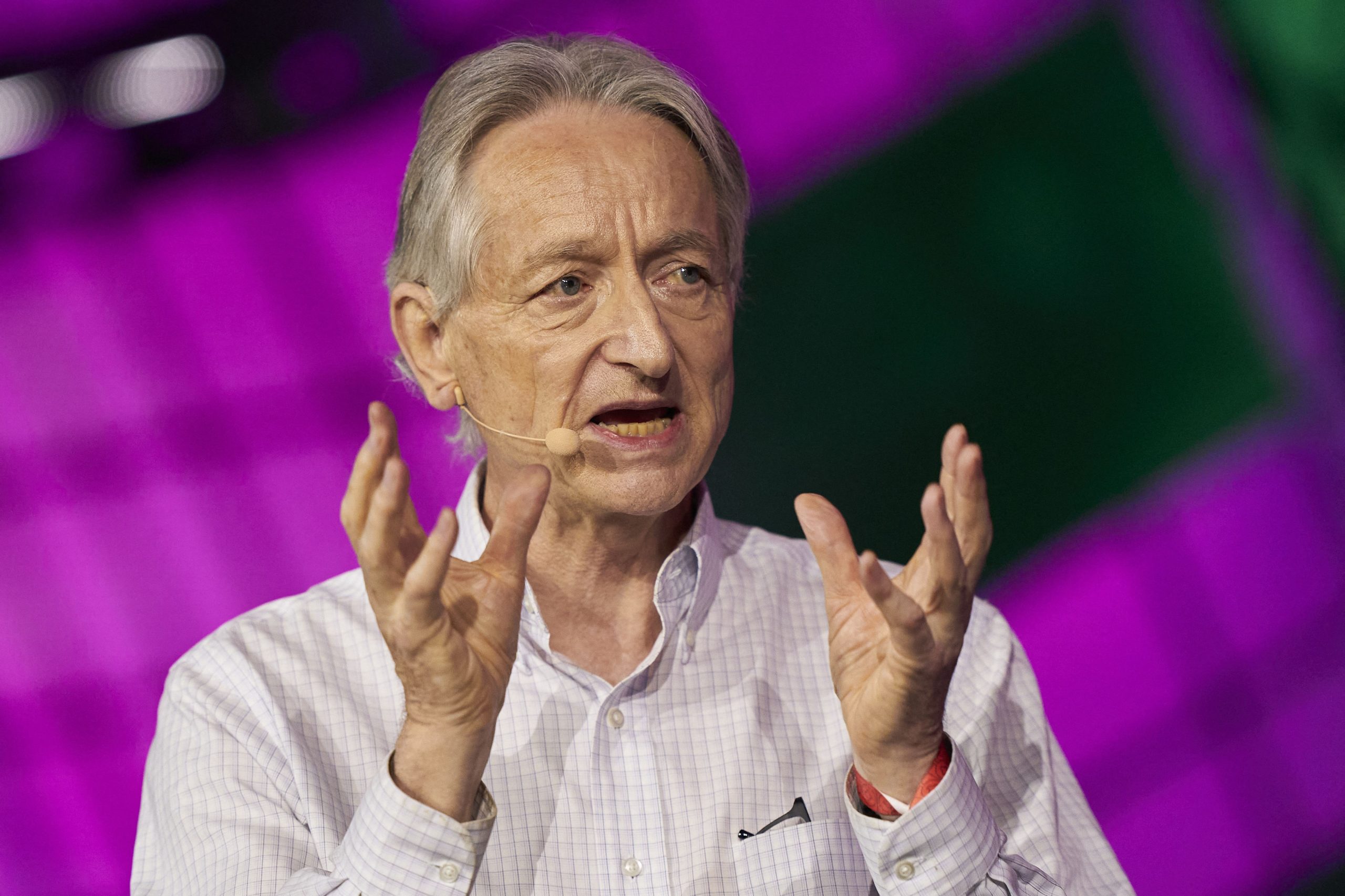 Geoffrey Hinton: “Há 99 pessoas muito inteligentes a tentar melhorar a Inteligência Artificial e uma pessoa muito inteligente a tentar descobrir como impedi-la de assumir o controlo”