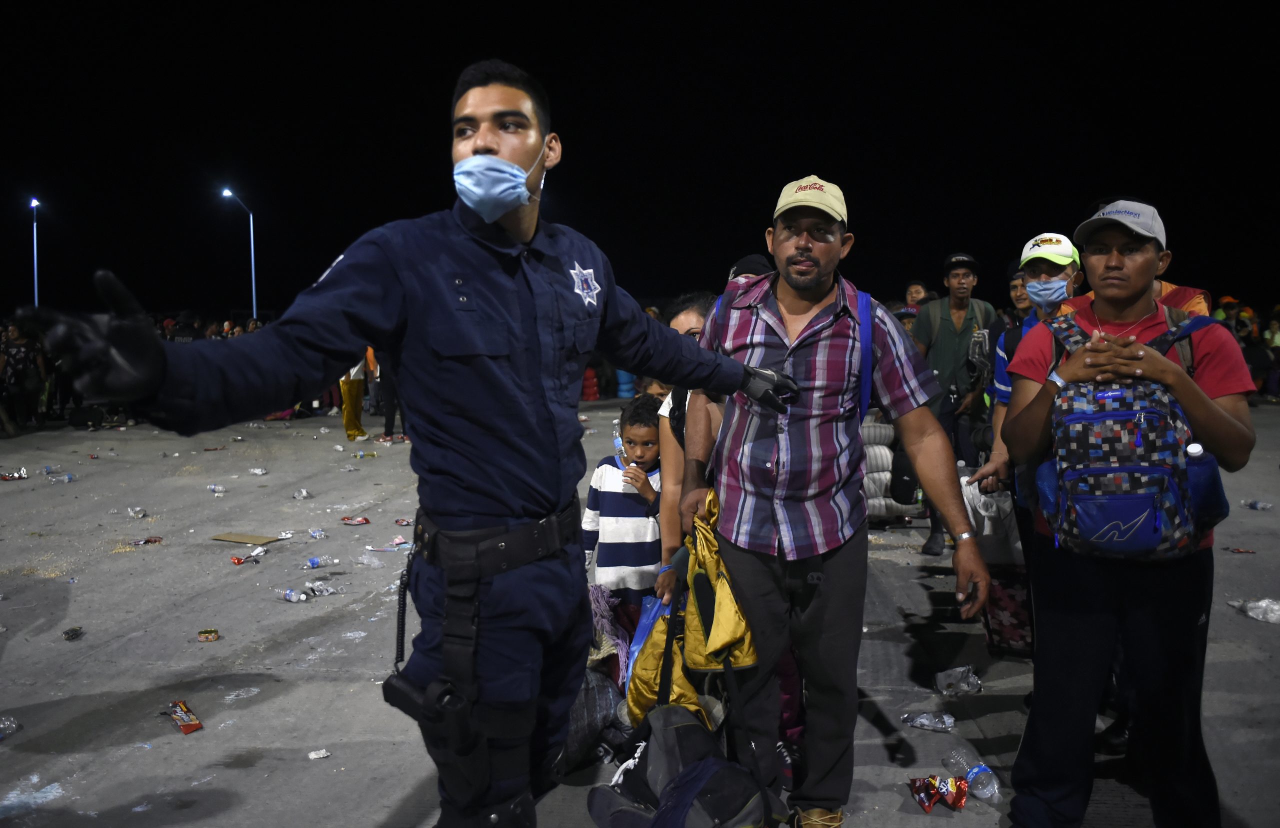 Enganados, ameaçados e cansados. O primeiro mês da caravana que partiu das Honduras com destino ao sonho americano