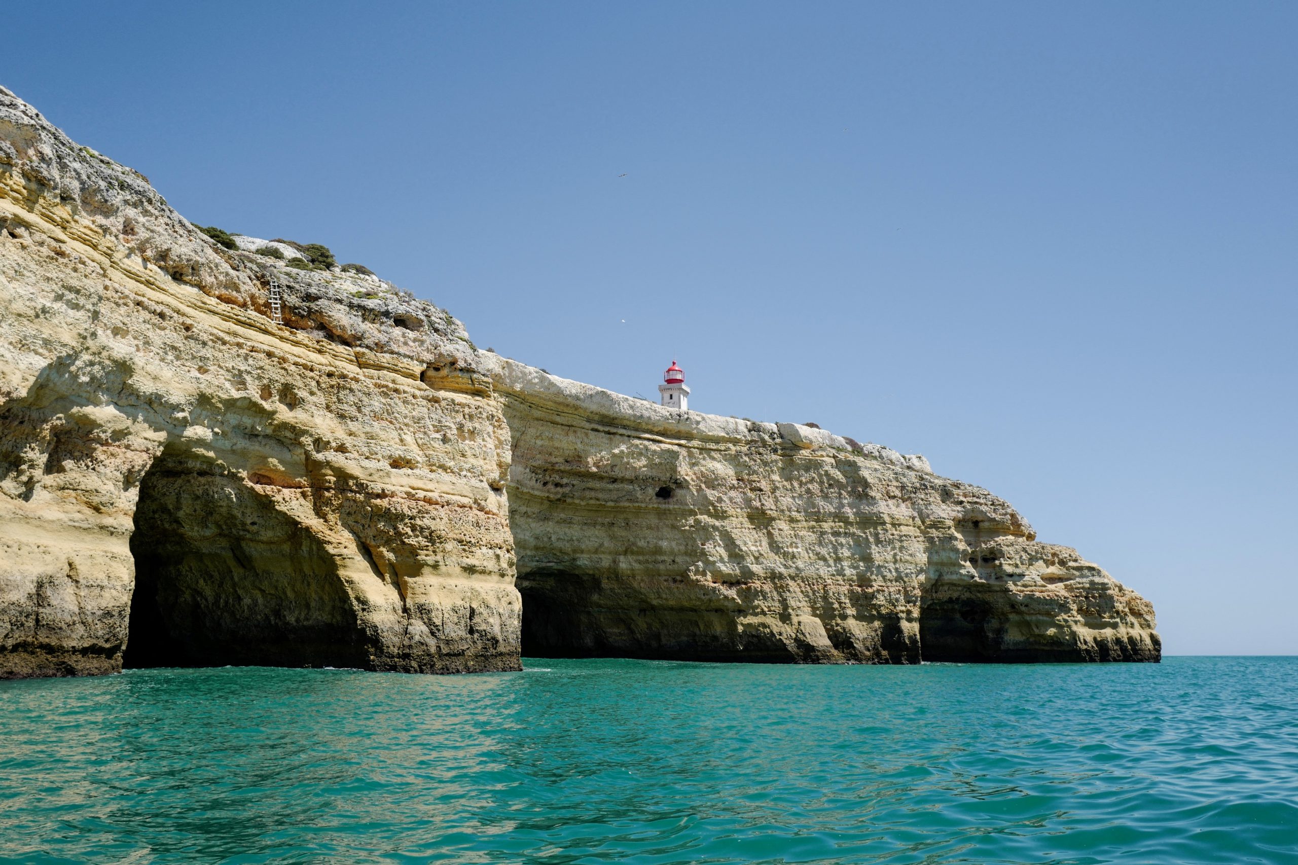 Algarve: autoridades avisam que é proibido nadar junto a grutas de Benagil