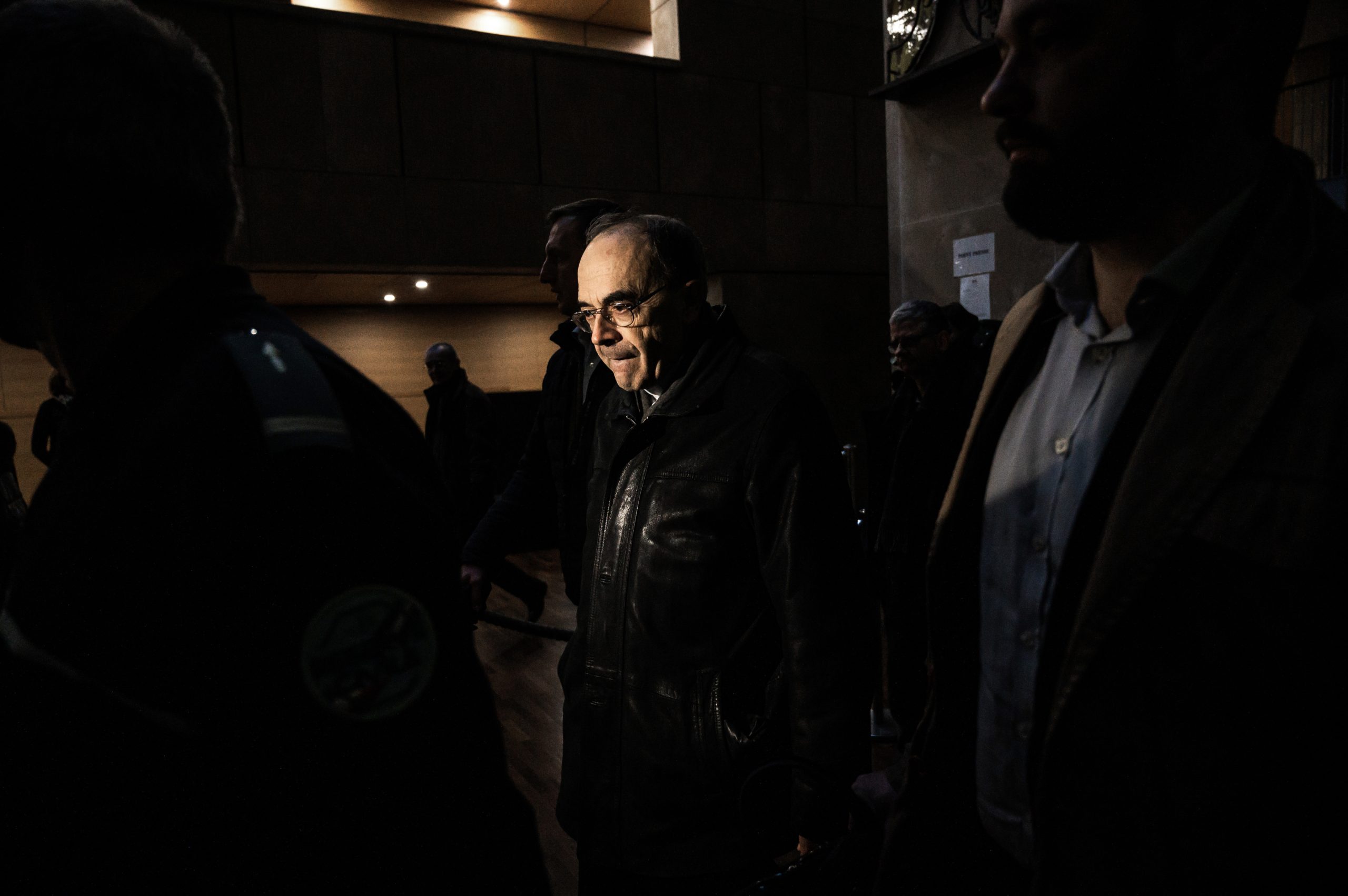 Cardeal francês Barbarin renuncia após condenação por encobrir pedofilia