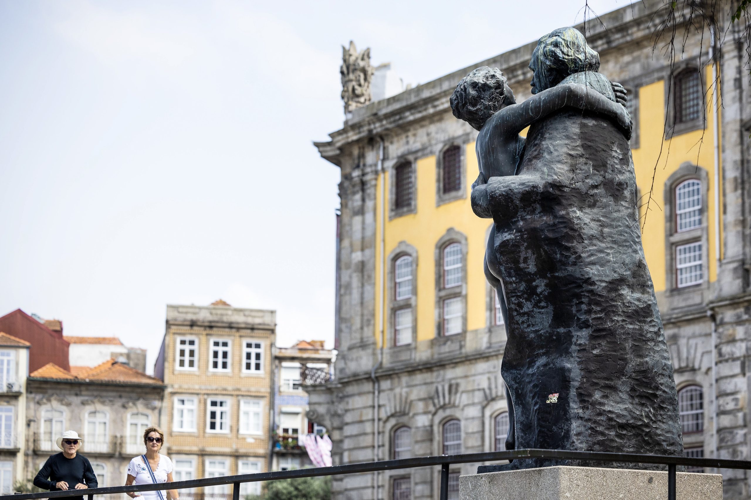 Rui Moreira vai retirar estátua de Camilo Castelo Branco do Largo Amor de Perdição por a considerar “feia e de mau gosto”