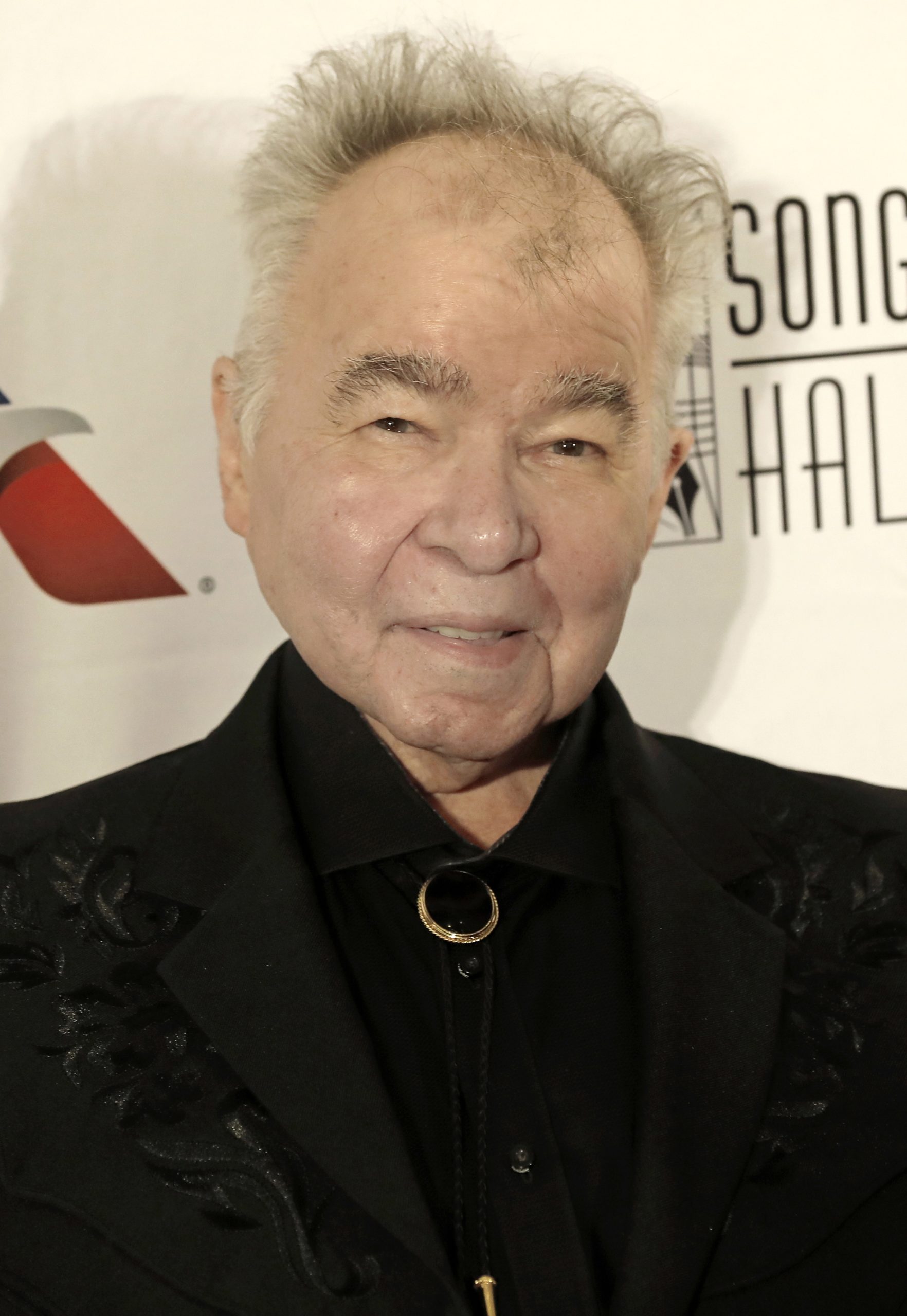Morreu o músico folk John Prine, cronista das condições de vida na América