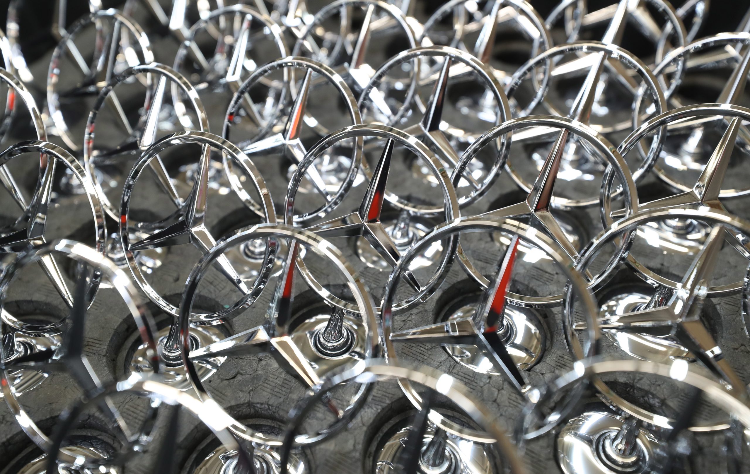 Daimler cessa atividades no Irão devido às sanções dos Estados Unidos