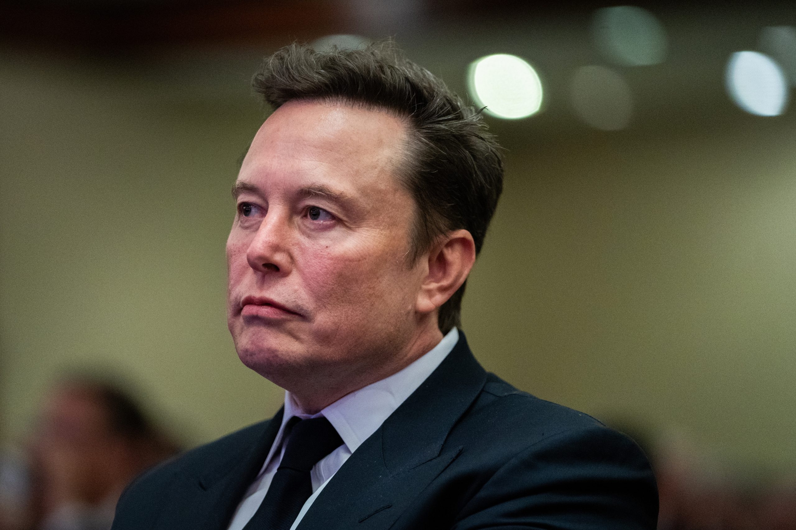 Justiça francesa realiza buscas nos escritórios do X e intima Elon Musk a depor em investigação