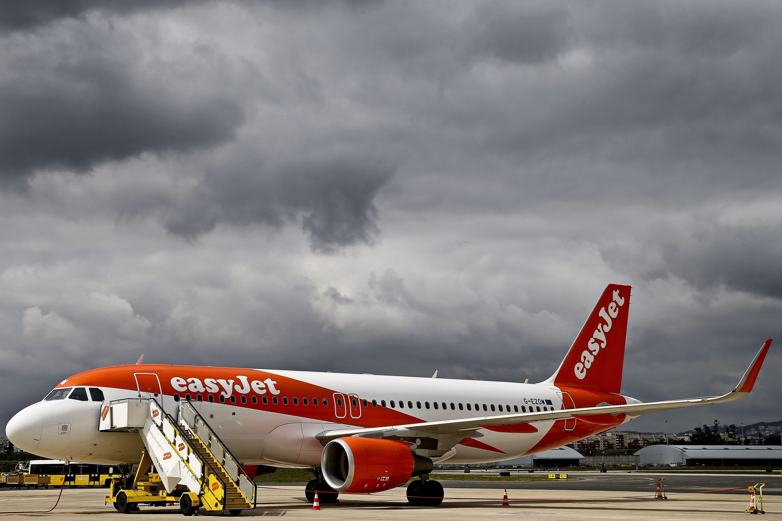 EasyJet incentiva trabalhadores da Monarch a concorrerem a vagas na companhia aérea