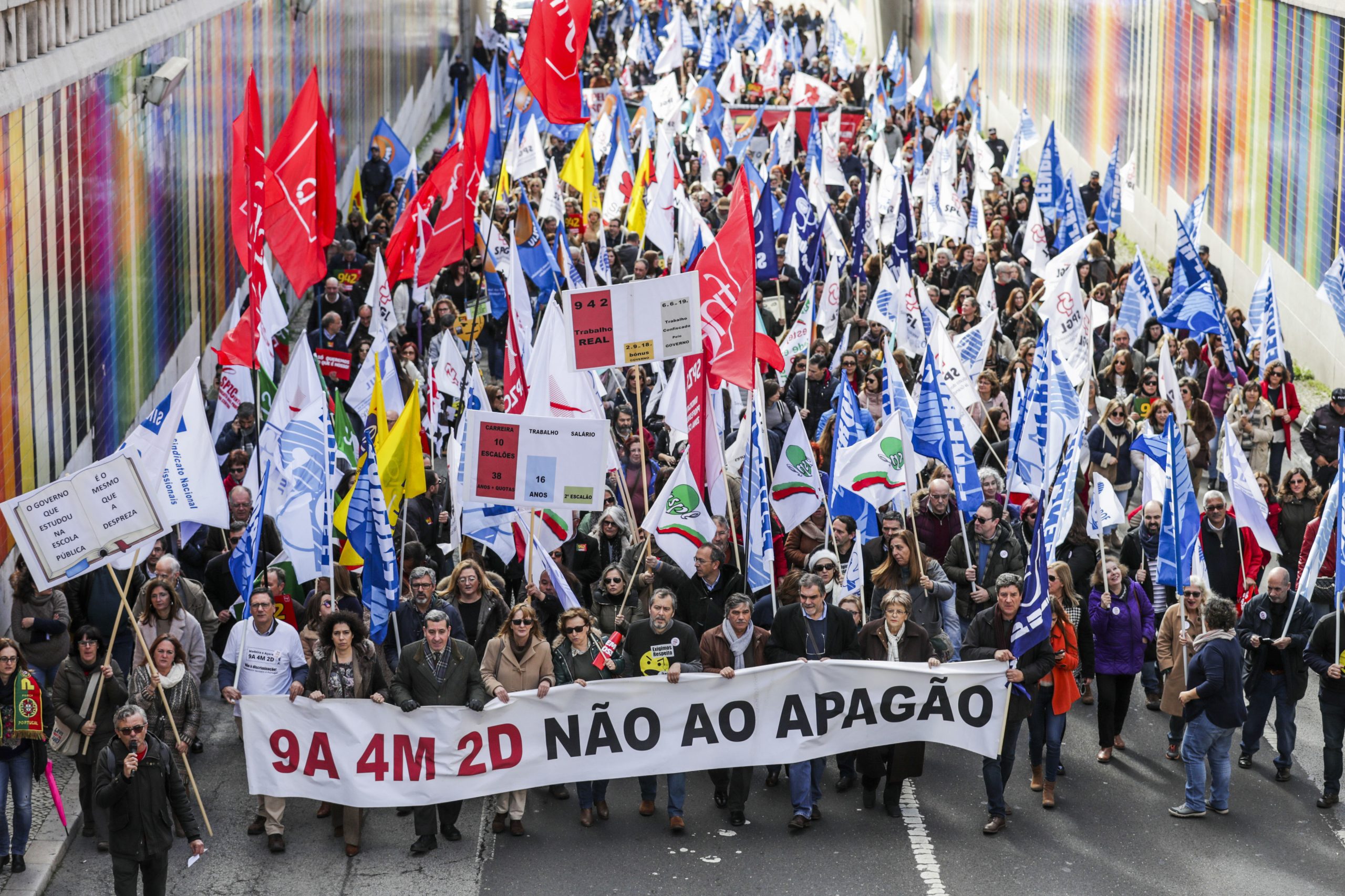 Sindicato pergunta a partidos o que vão fazer pelos professores e lembra 100 mil votos em jogo