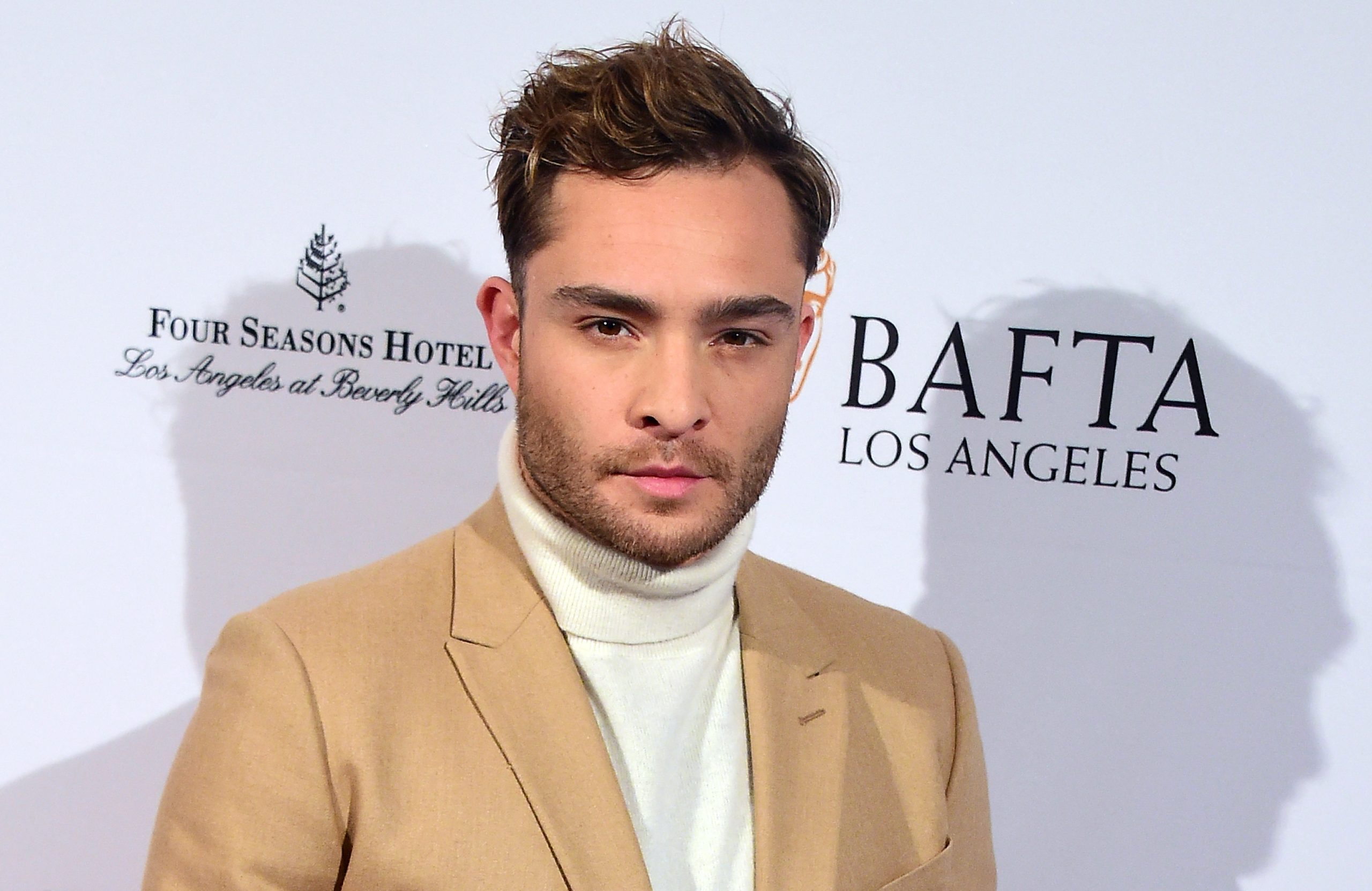 BBC adia exibição de telefilme após acusações de violação contra Ed Westwick