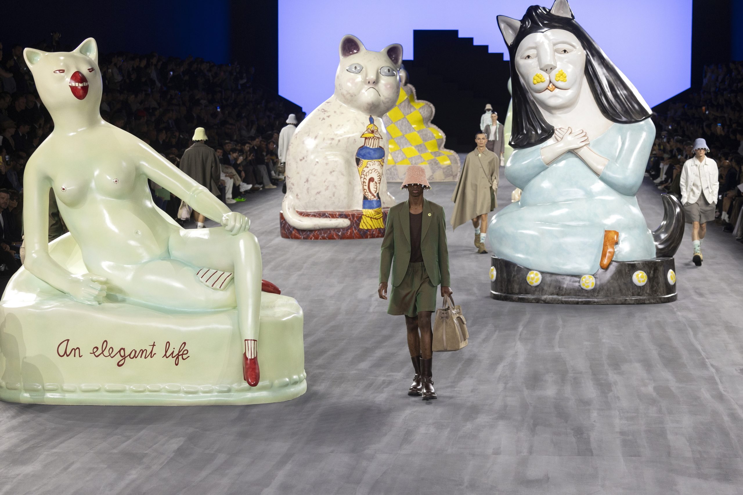 Gatos de louça e azulejo português na coleção Dior. Marca celebra artesanato de luxo